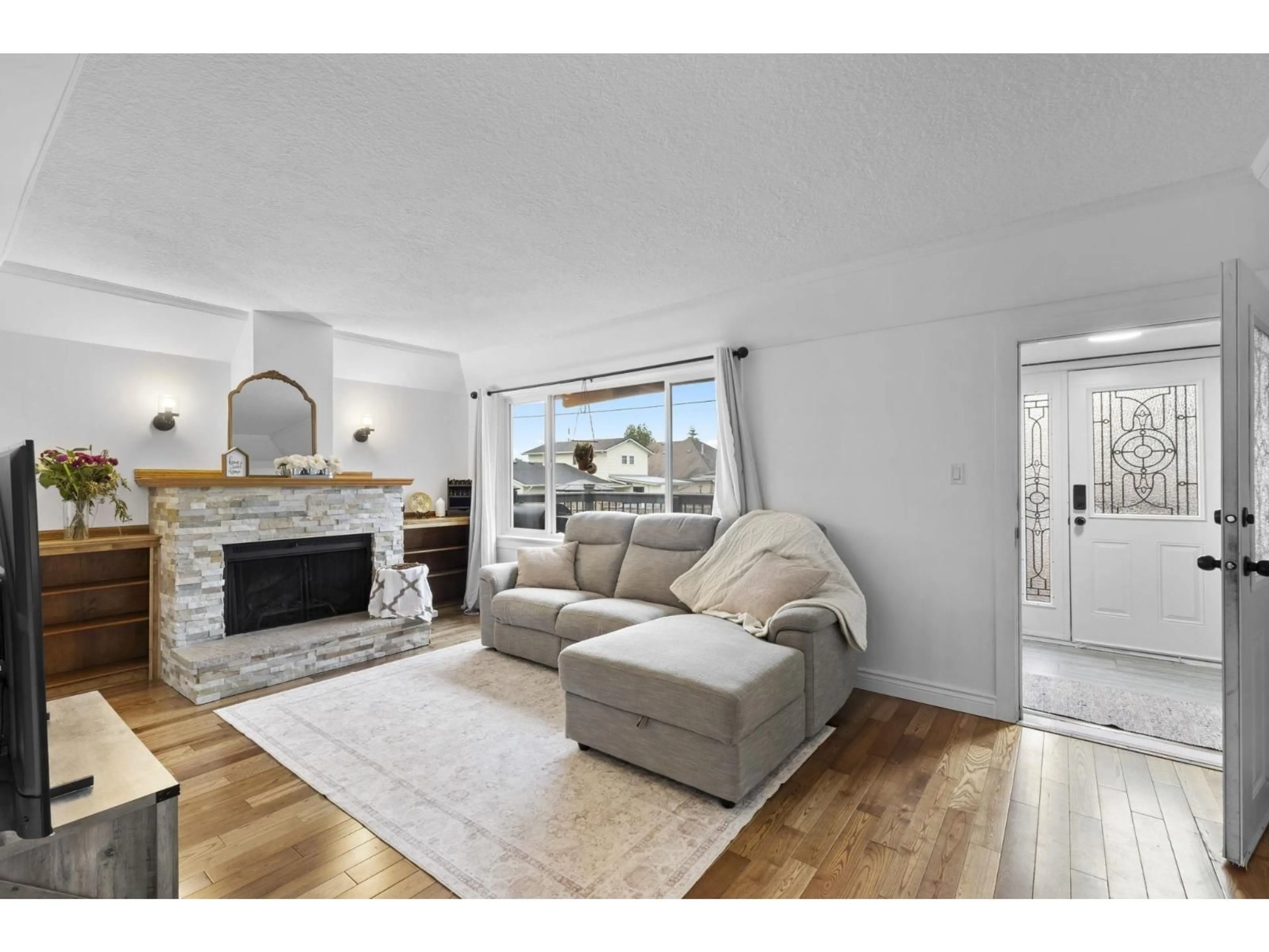 Living room with furniture, unknown for 46307 RIVERSIDE DRIVE, Chilliwack British Columbia V2P3L2