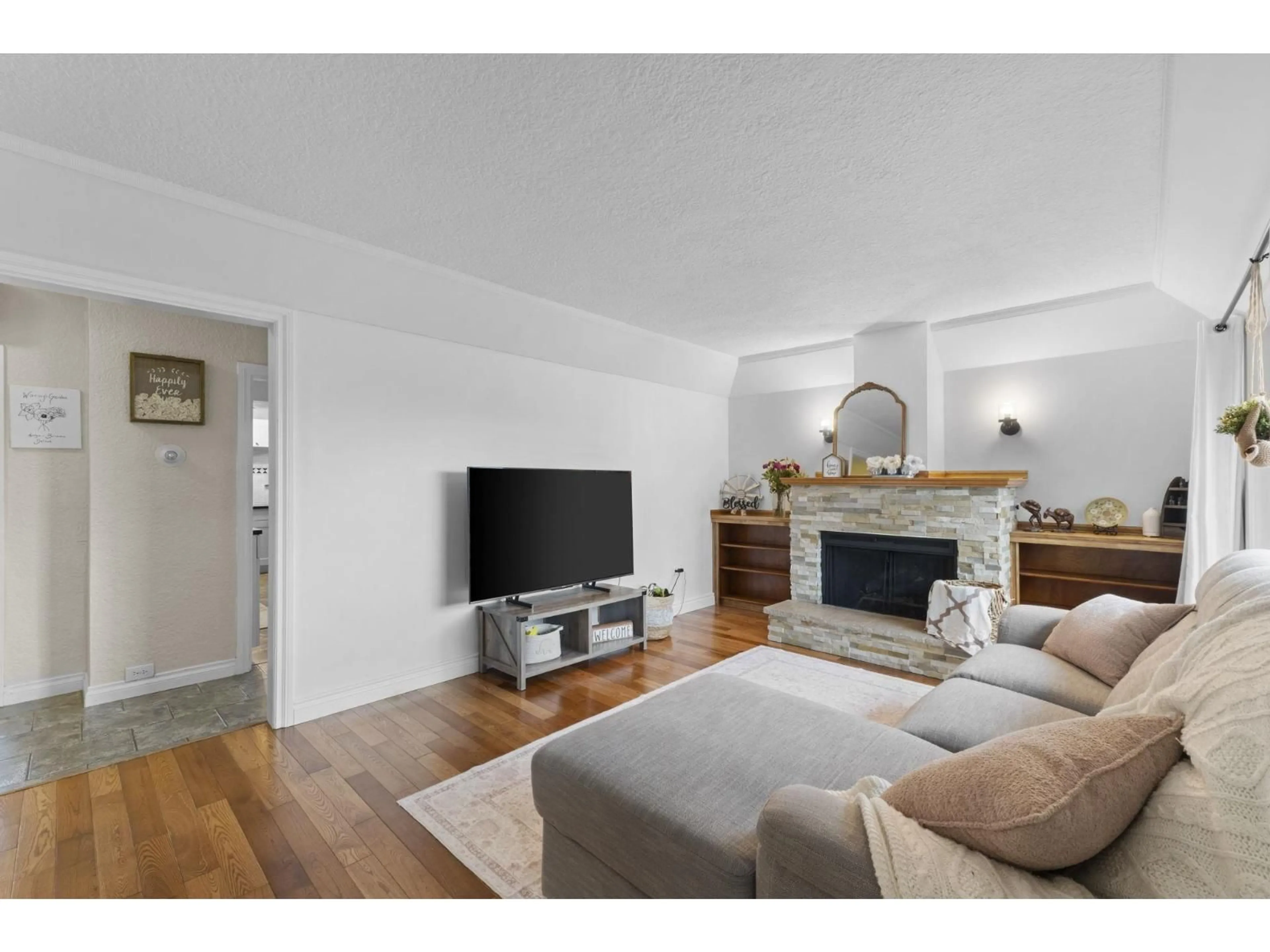 Living room with furniture, wood/laminate floor for 46307 RIVERSIDE DRIVE, Chilliwack British Columbia V2P3L2