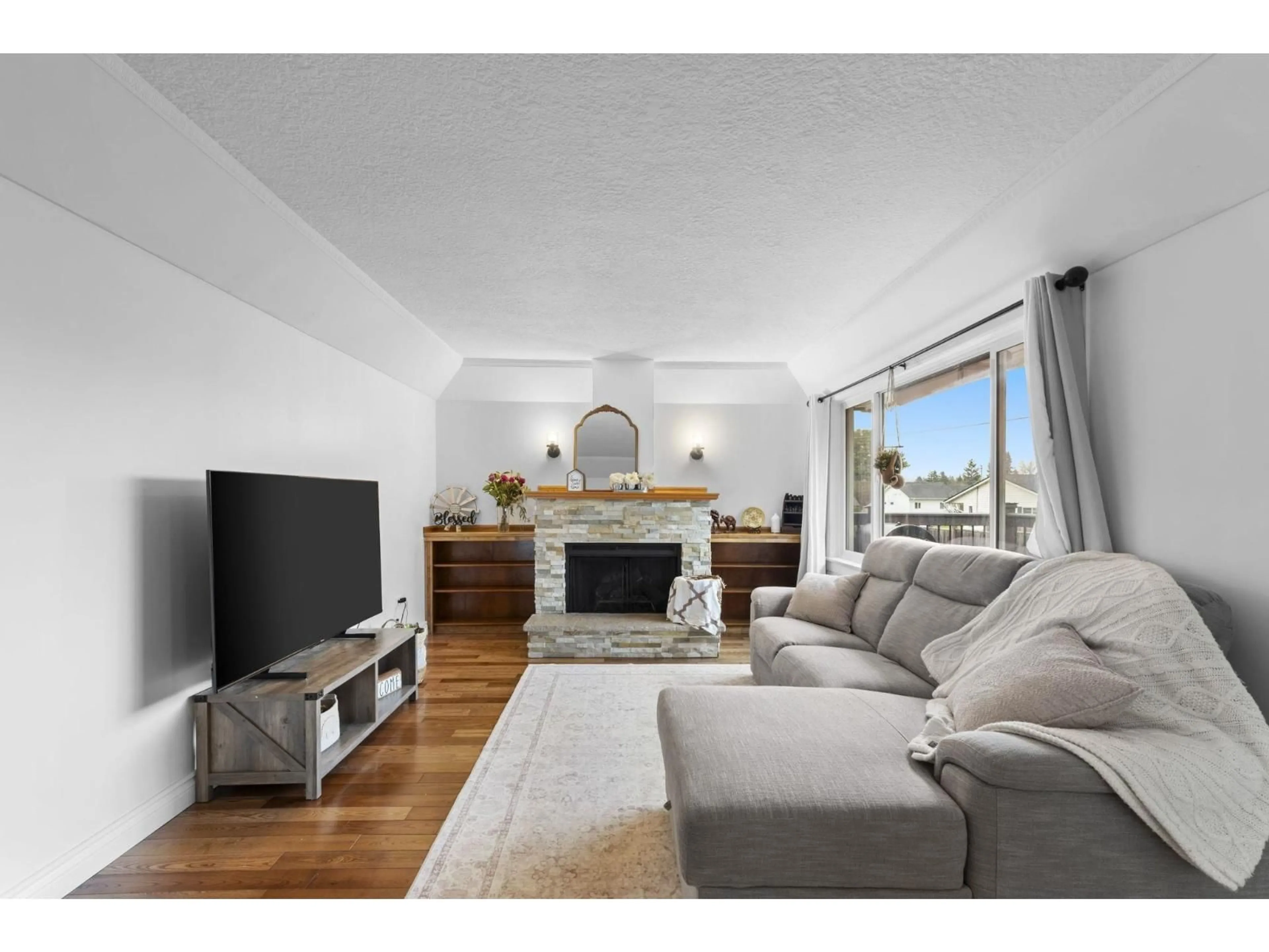 Living room with furniture, unknown for 46307 RIVERSIDE DRIVE, Chilliwack British Columbia V2P3L2