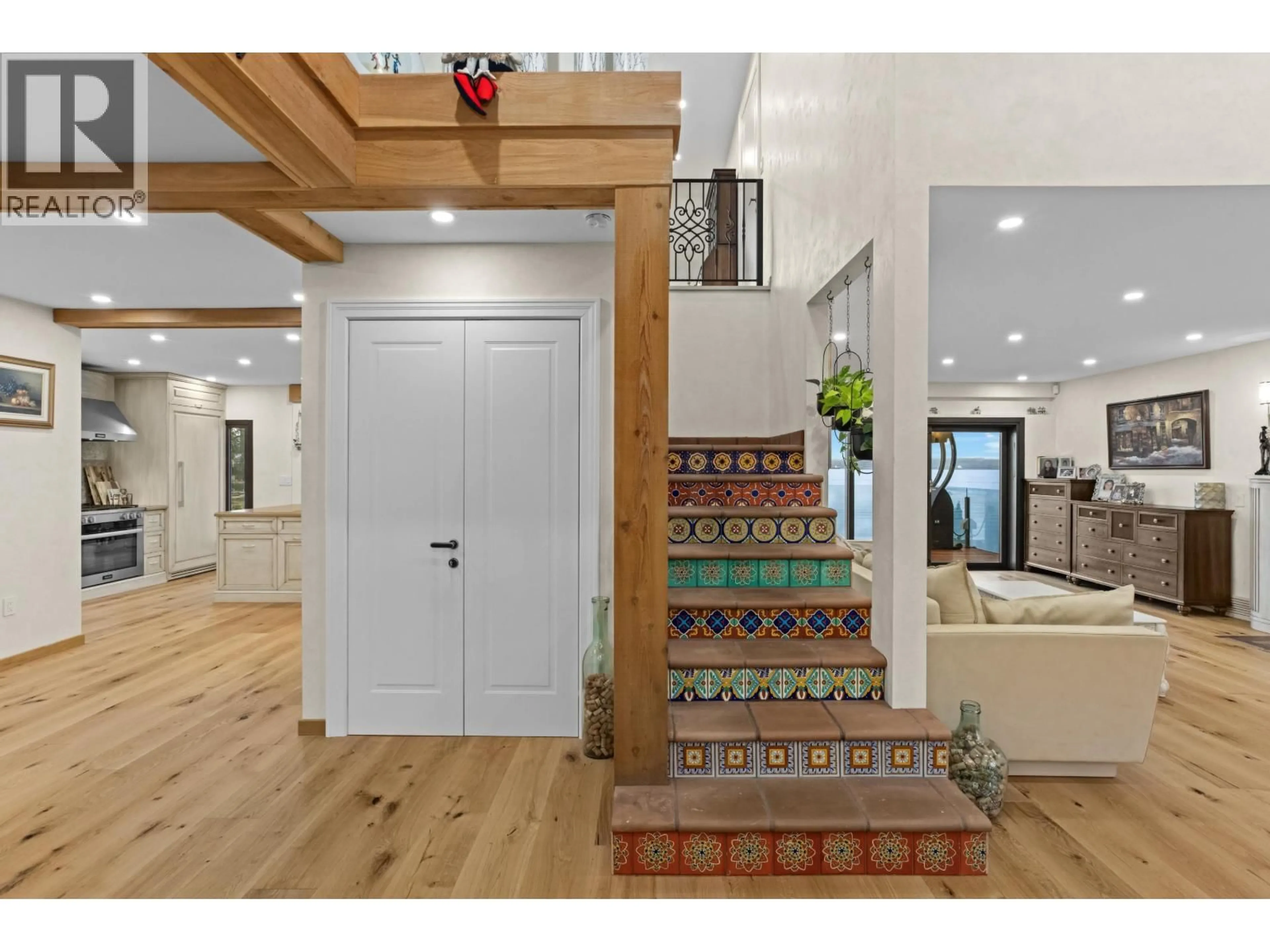 Indoor entryway for 3298 RADCLIFFE AVENUE, West Vancouver British Columbia V7V1G6