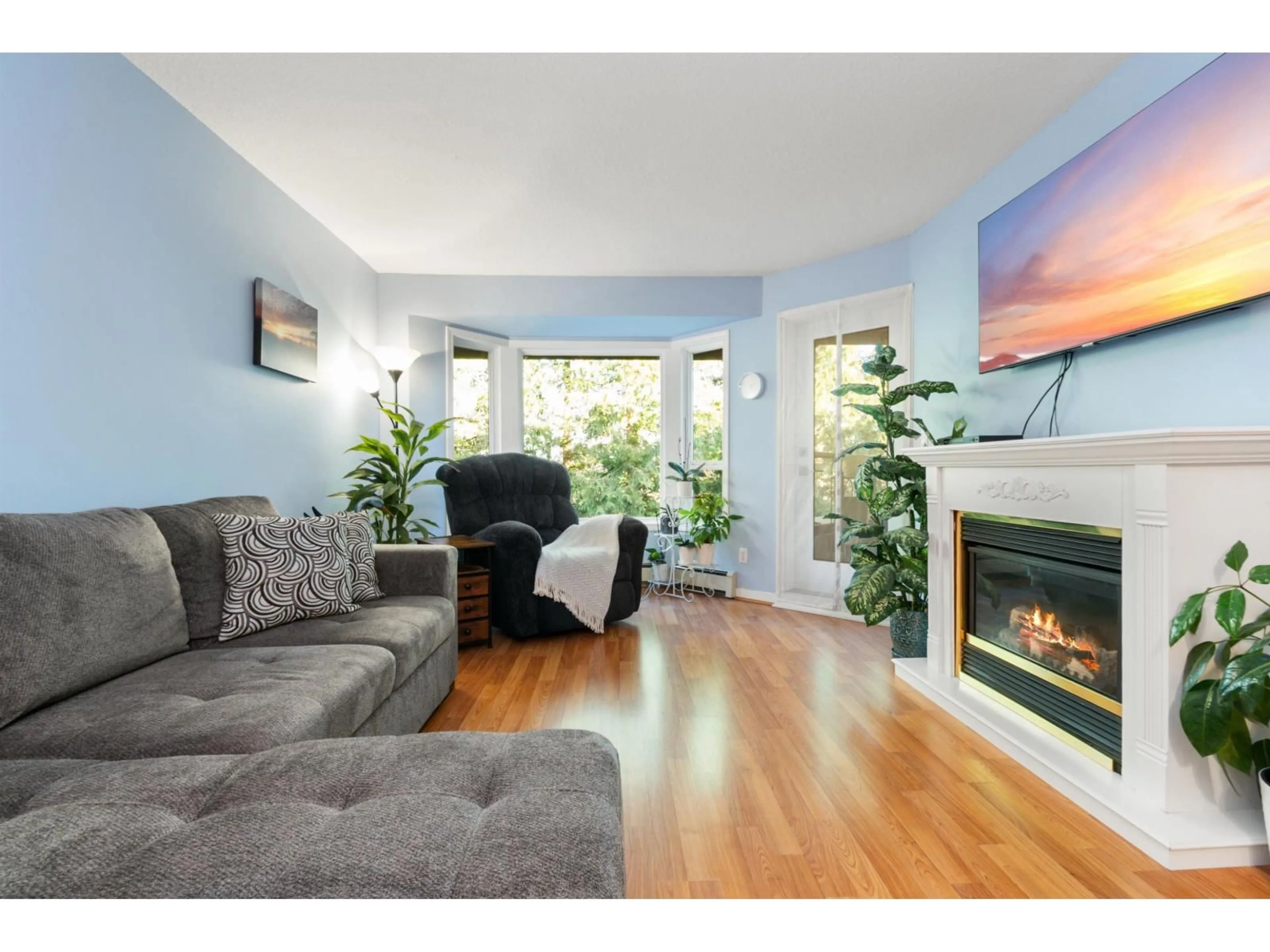 Living room with furniture, wood/laminate floor for 324 - 2700 MCCALLUM ROAD, Abbotsford British Columbia V2S6X9