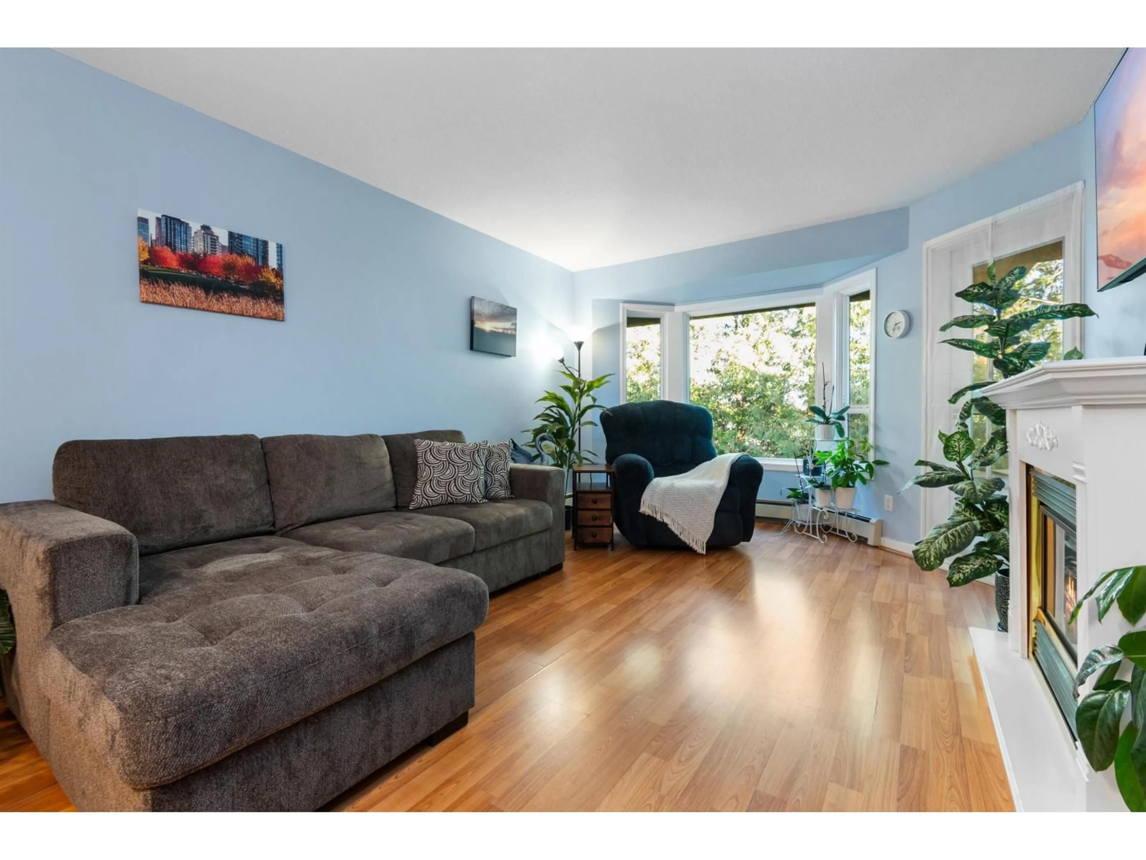 Living room with furniture, wood/laminate floor for 324 - 2700 MCCALLUM ROAD, Abbotsford British Columbia V2S6X9