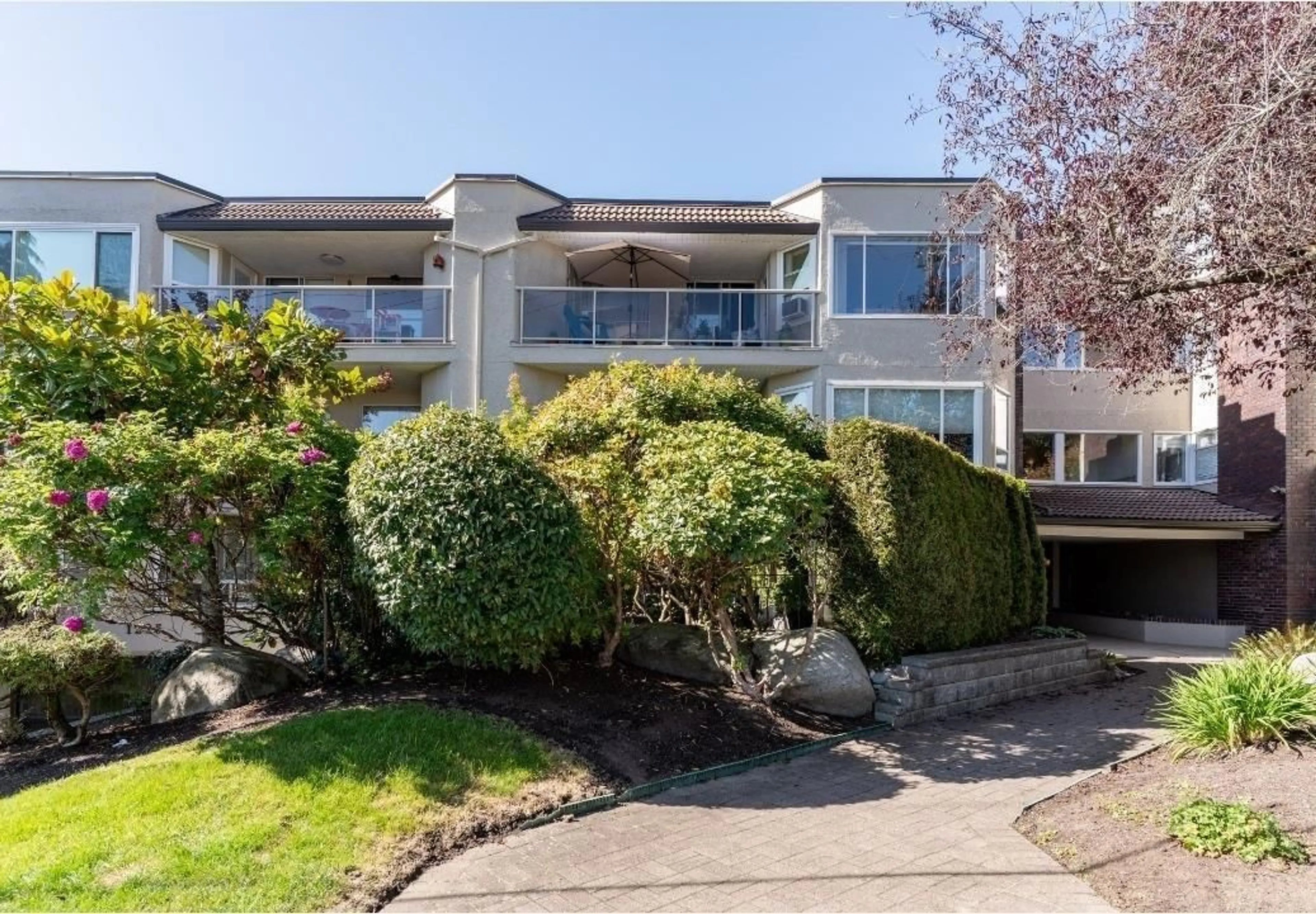A pic from outside/outdoor area/front of a property/back of a property/a pic from drone, unknown for 501 - 1225 MERKLIN STREET, White Rock British Columbia V4B4B8