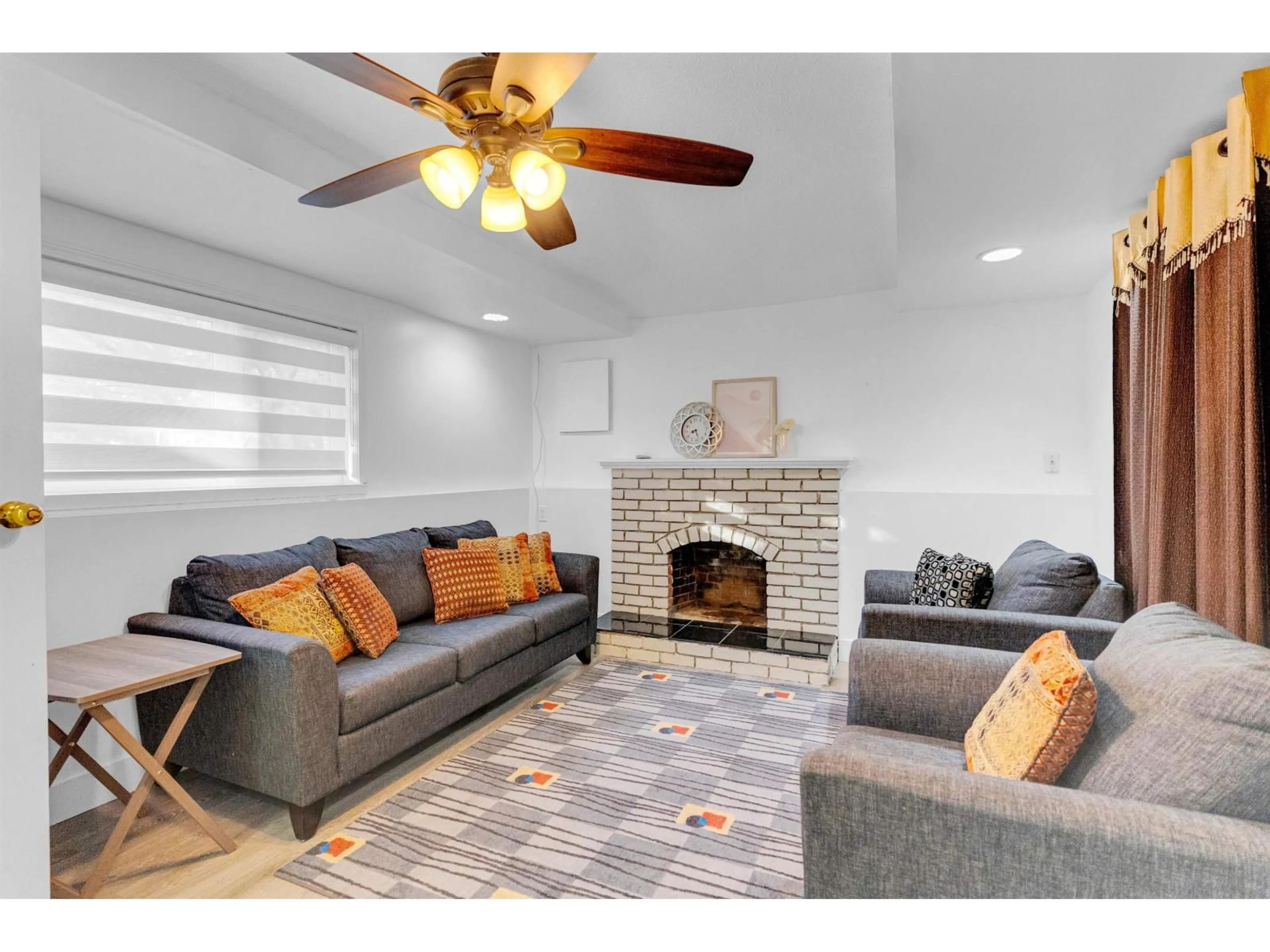 Living room with furniture, unknown for 14458 CHARTWELL DRIVE, Surrey British Columbia V3S5E4