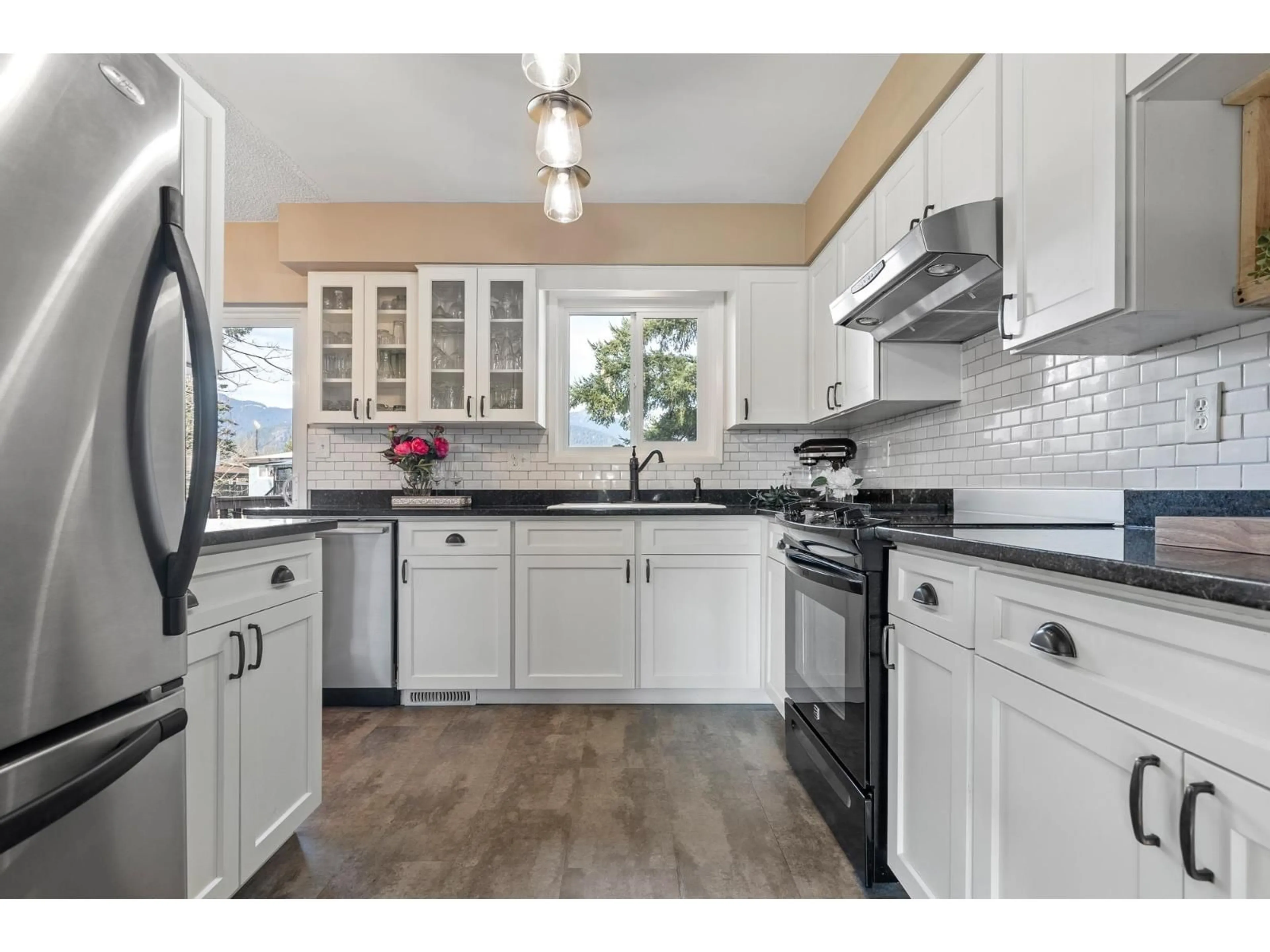 Open concept kitchen, ceramic/tile floor for 10101 FAIRBANKS CRESCENT, Chilliwack British Columbia V2P5M4