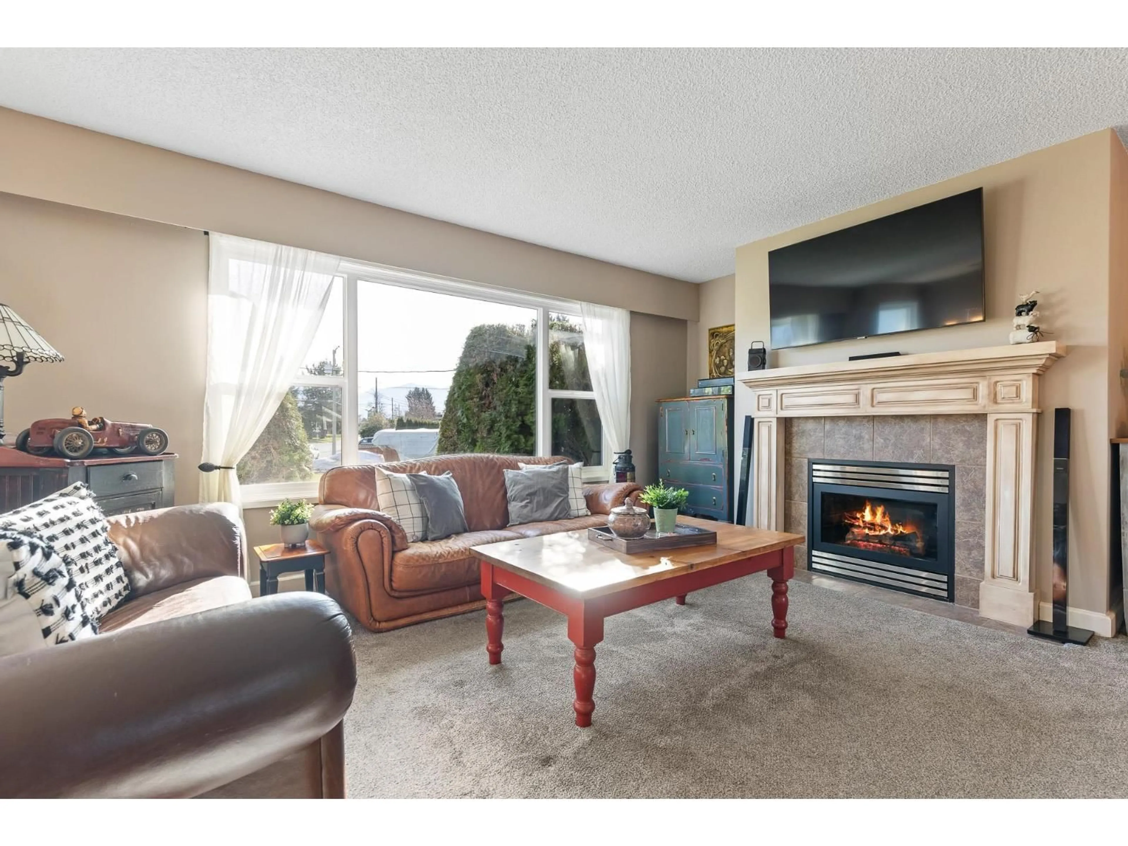 Living room with furniture, unknown for 10101 FAIRBANKS CRESCENT, Chilliwack British Columbia V2P5M4