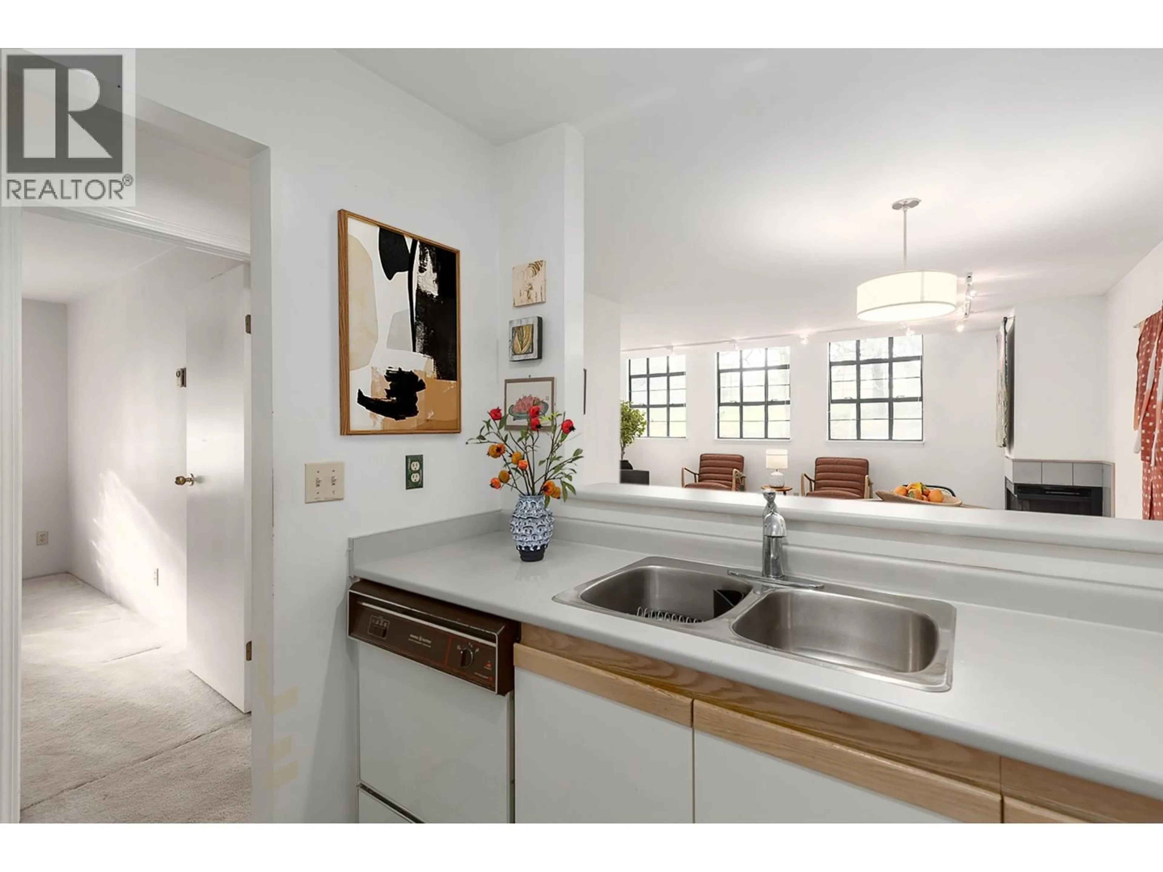 Open concept kitchen, ceramic/tile floor for 104 - 700 PENDER STREET, Vancouver British Columbia V6A1V7