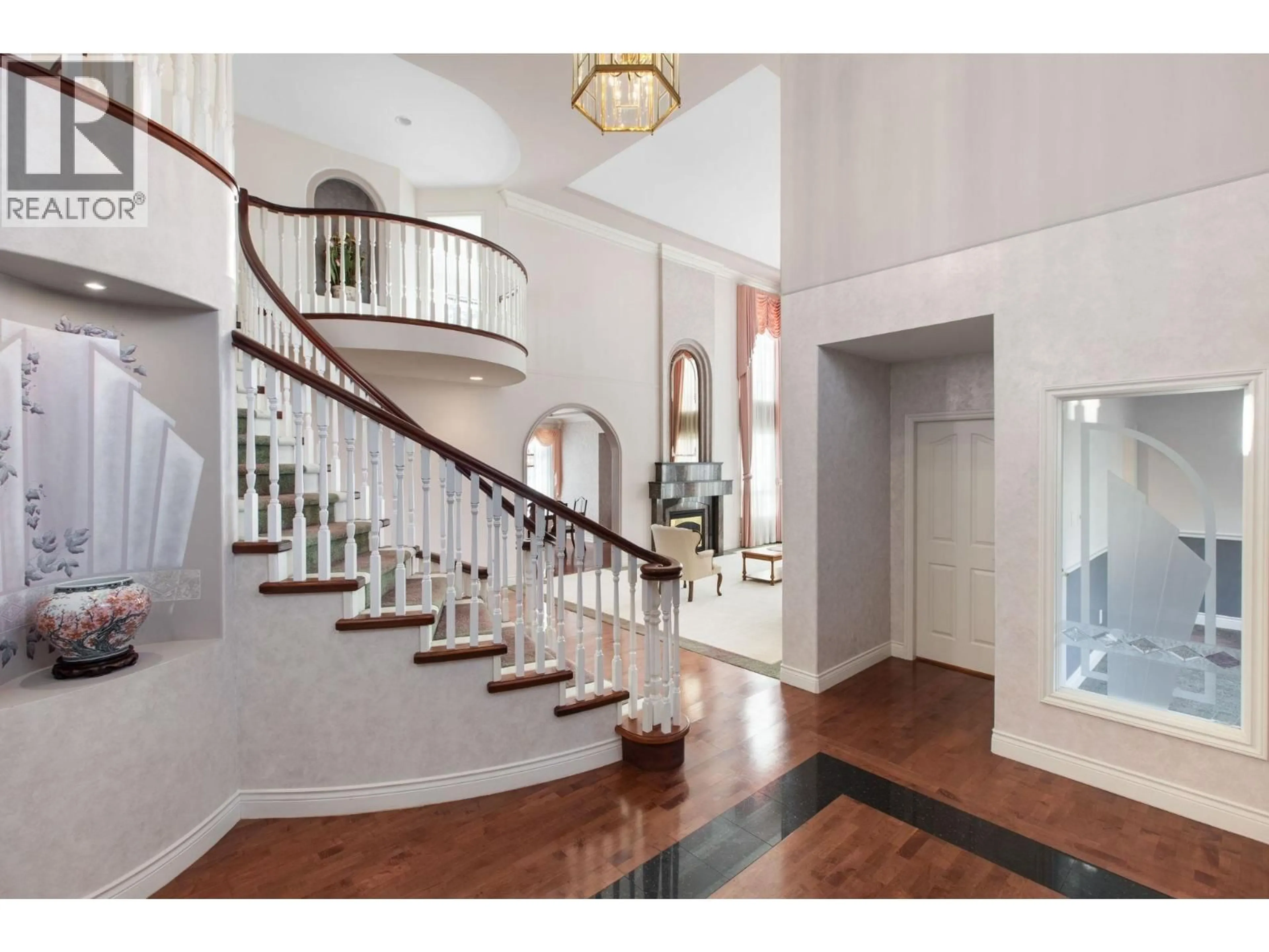 Indoor foyer for 1501 PARKWAY BOULEVARD, Coquitlam British Columbia V3E2V7