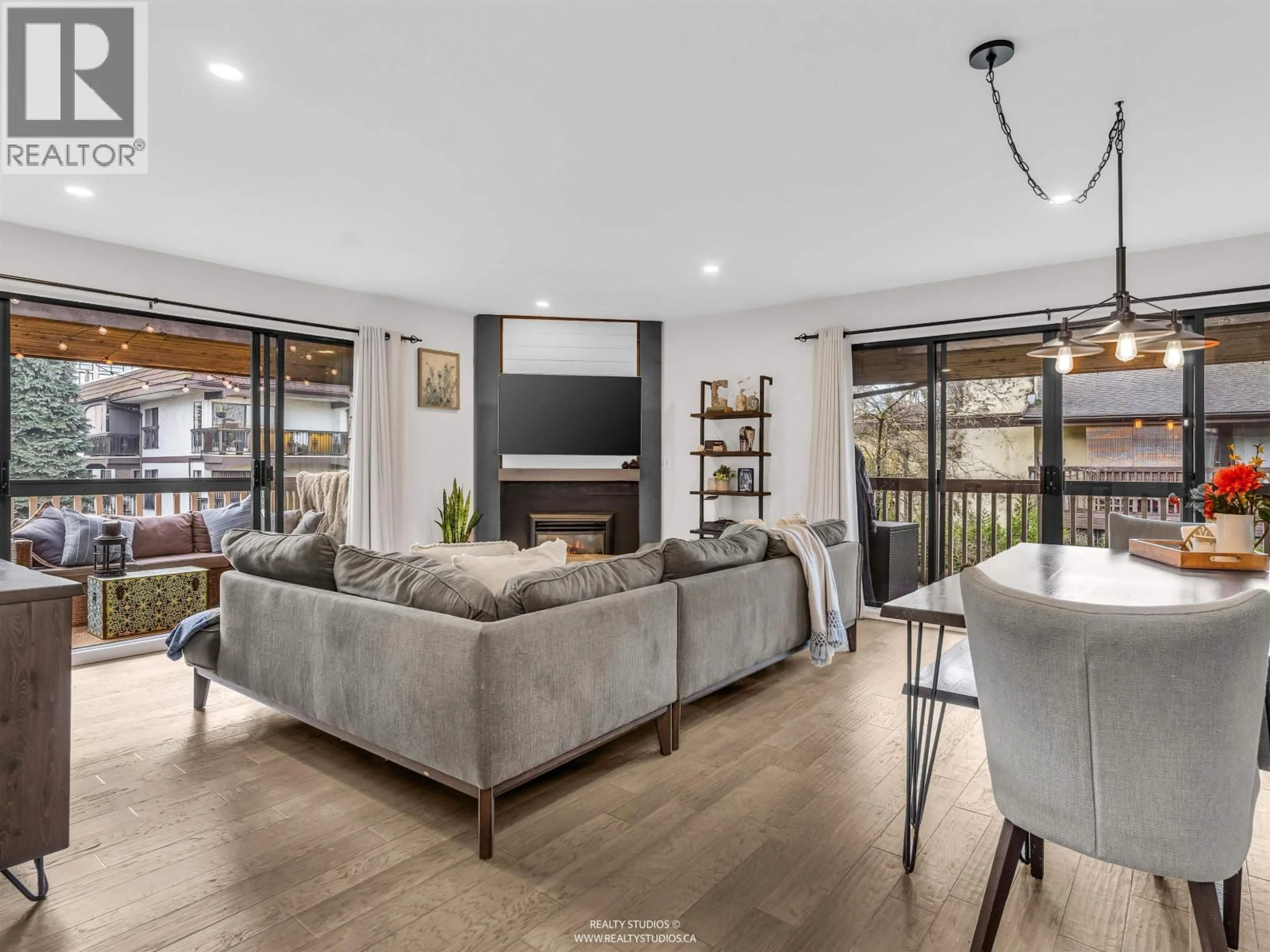 Living room with furniture, unknown for 303 - 708 EIGHTH AVENUE, New Westminster British Columbia V3M2R3