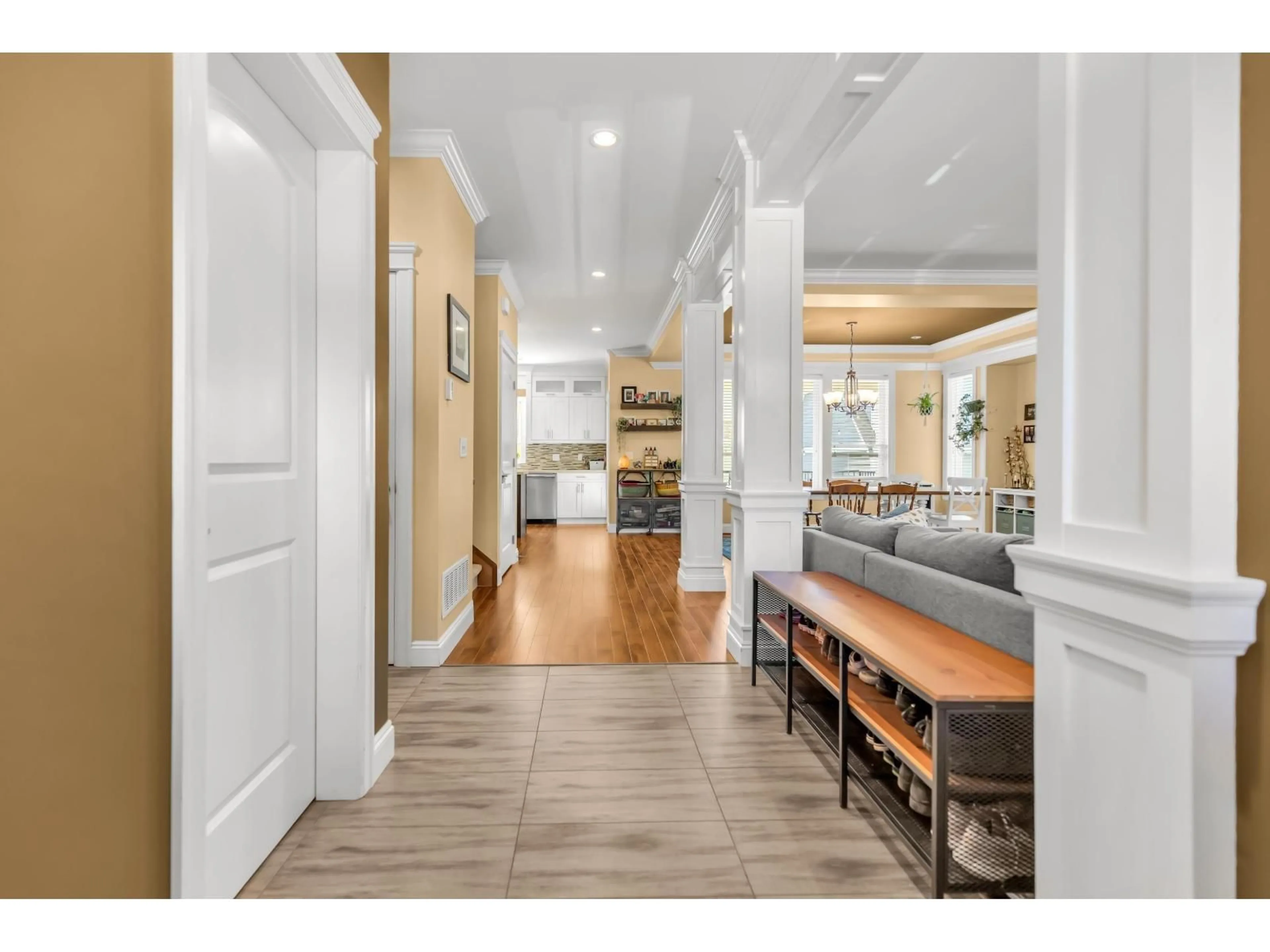 Indoor entryway for 33116 TUNBRIDGE AVENUE, Mission British Columbia V2V0C2