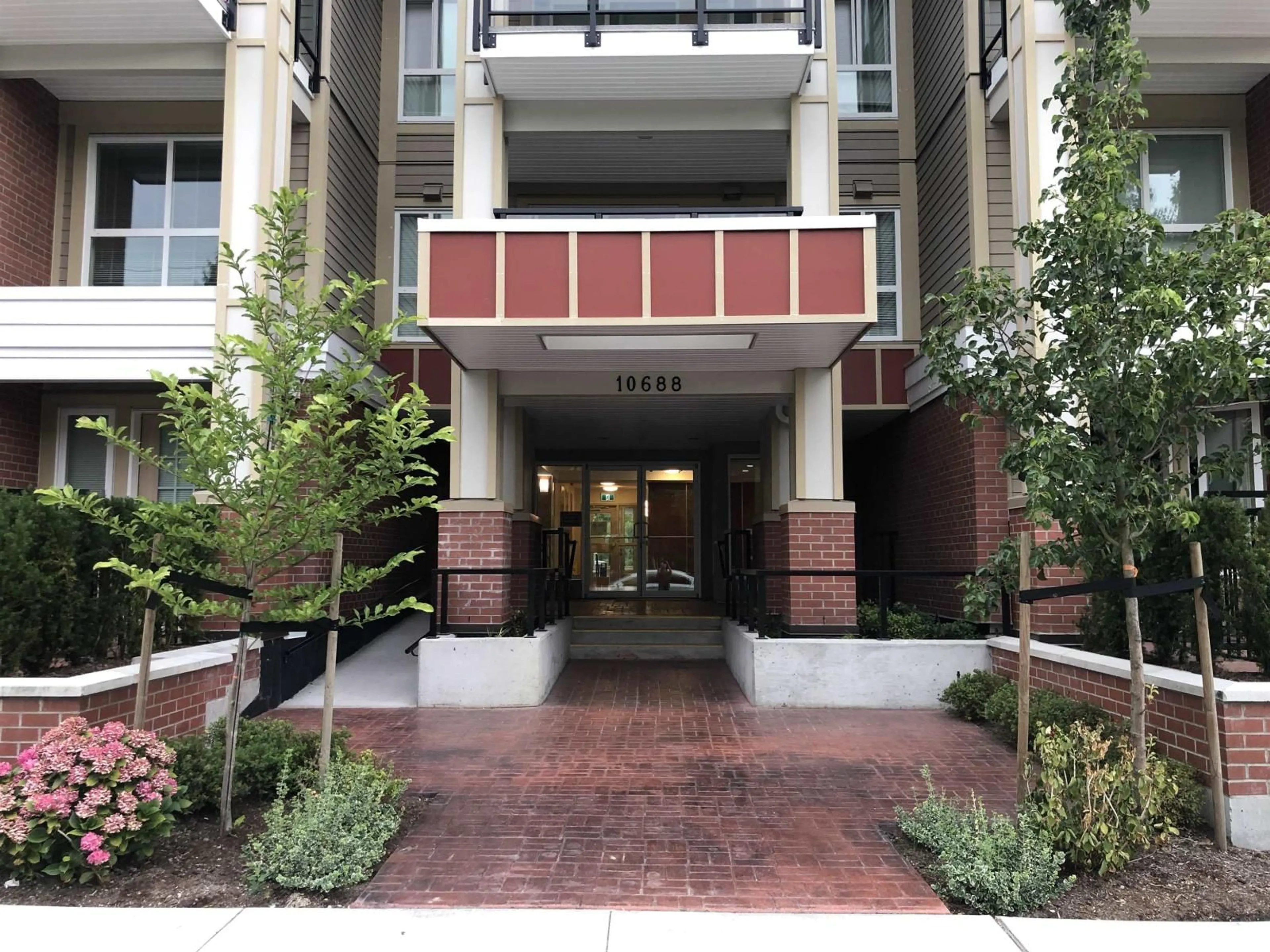 Indoor foyer for 103 - 10688 140 STREET, Surrey British Columbia V3T0M6