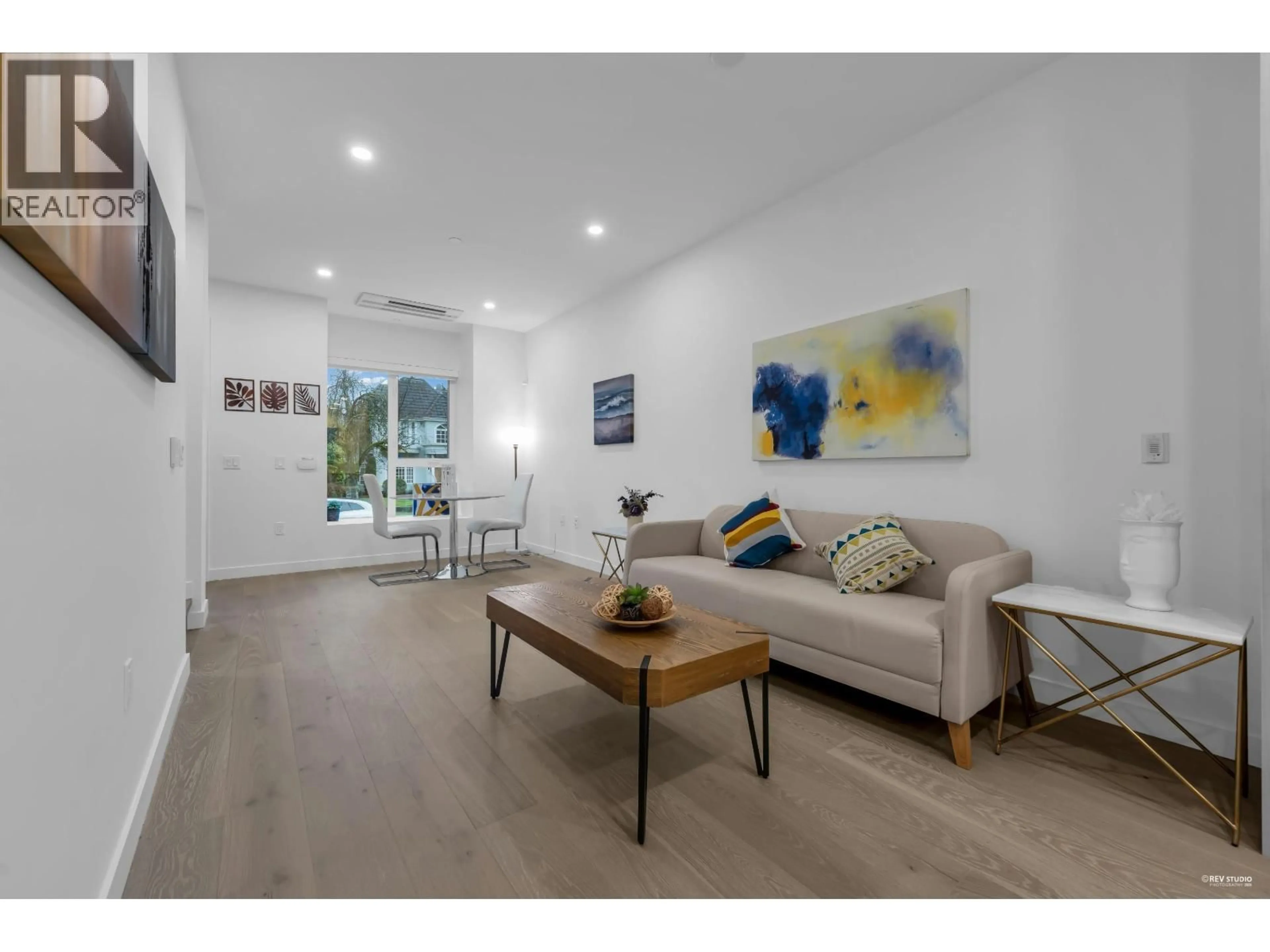 Living room with furniture, wood/laminate floor for 659 30TH AVENUE, Vancouver British Columbia V5Z0K4