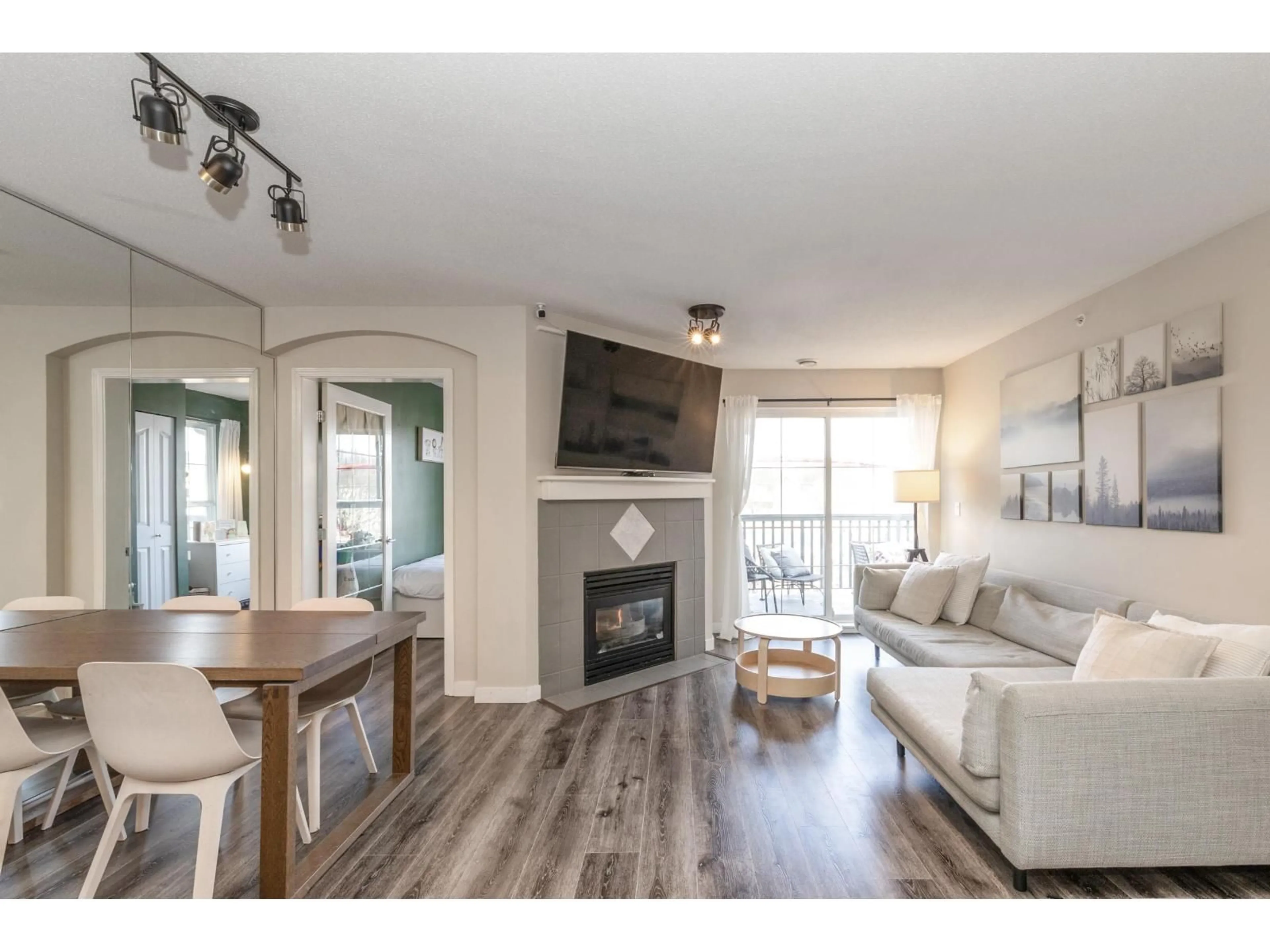 Living room with furniture, wood/laminate floor for 304 - 6336 197 STREET, Langley British Columbia V2Y2T7