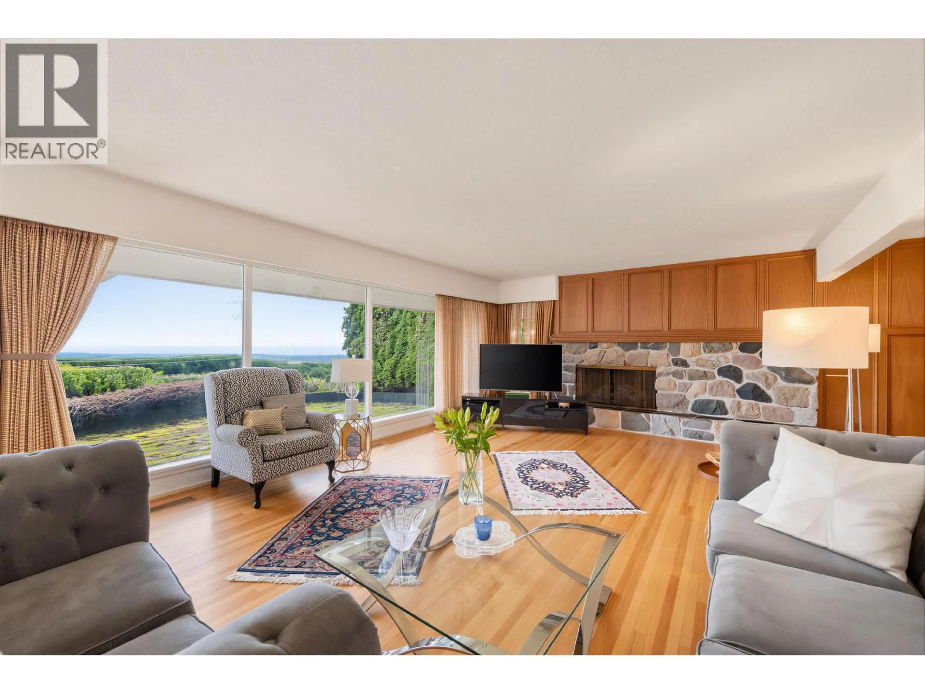 Living room with furniture, wood/laminate floor for 875 EYREMOUNT DRIVE, West Vancouver British Columbia V7S2B2