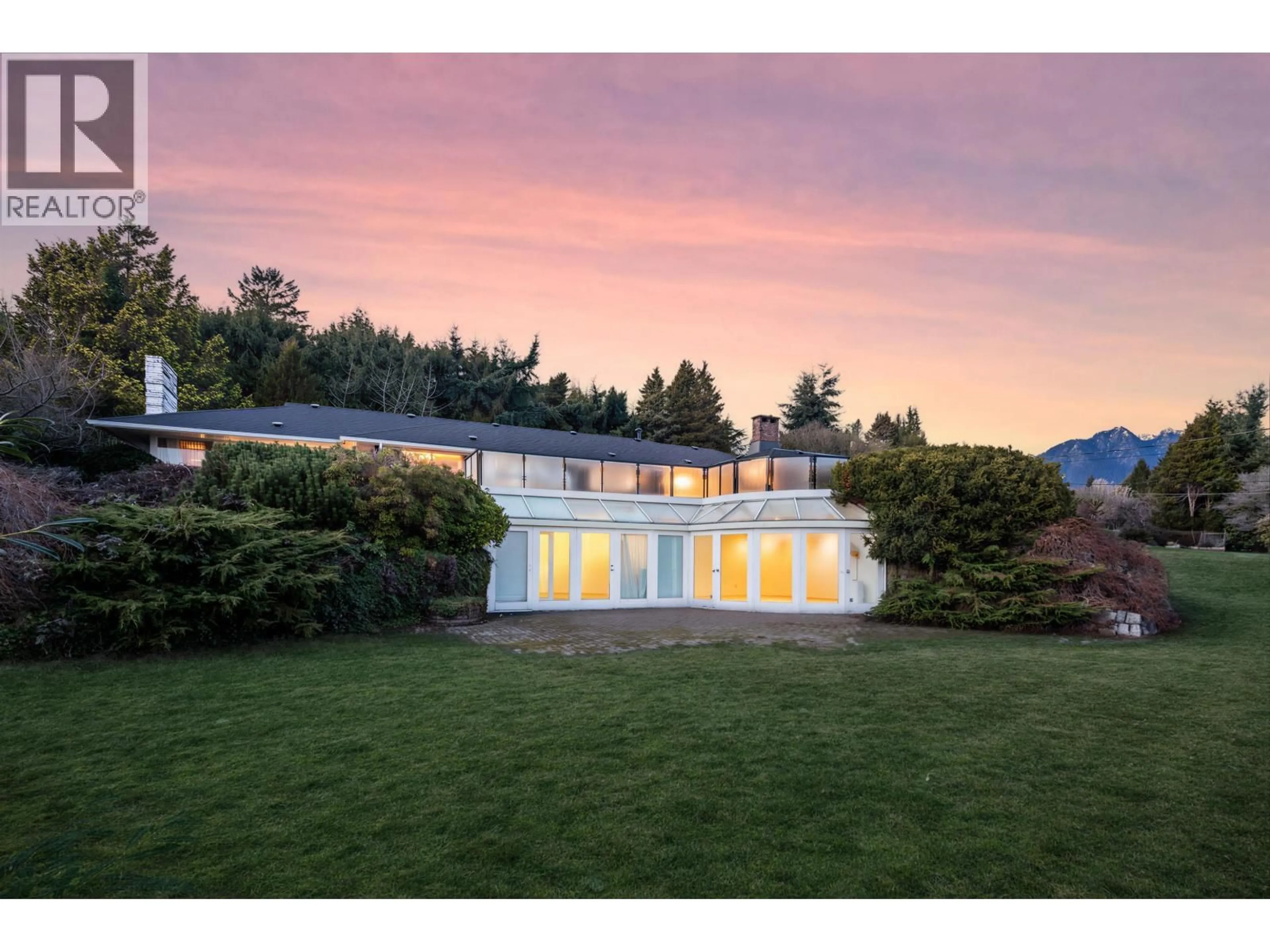 A pic from outside/outdoor area/front of a property/back of a property/a pic from drone, mountain view for 875 EYREMOUNT DRIVE, West Vancouver British Columbia V7S2B2