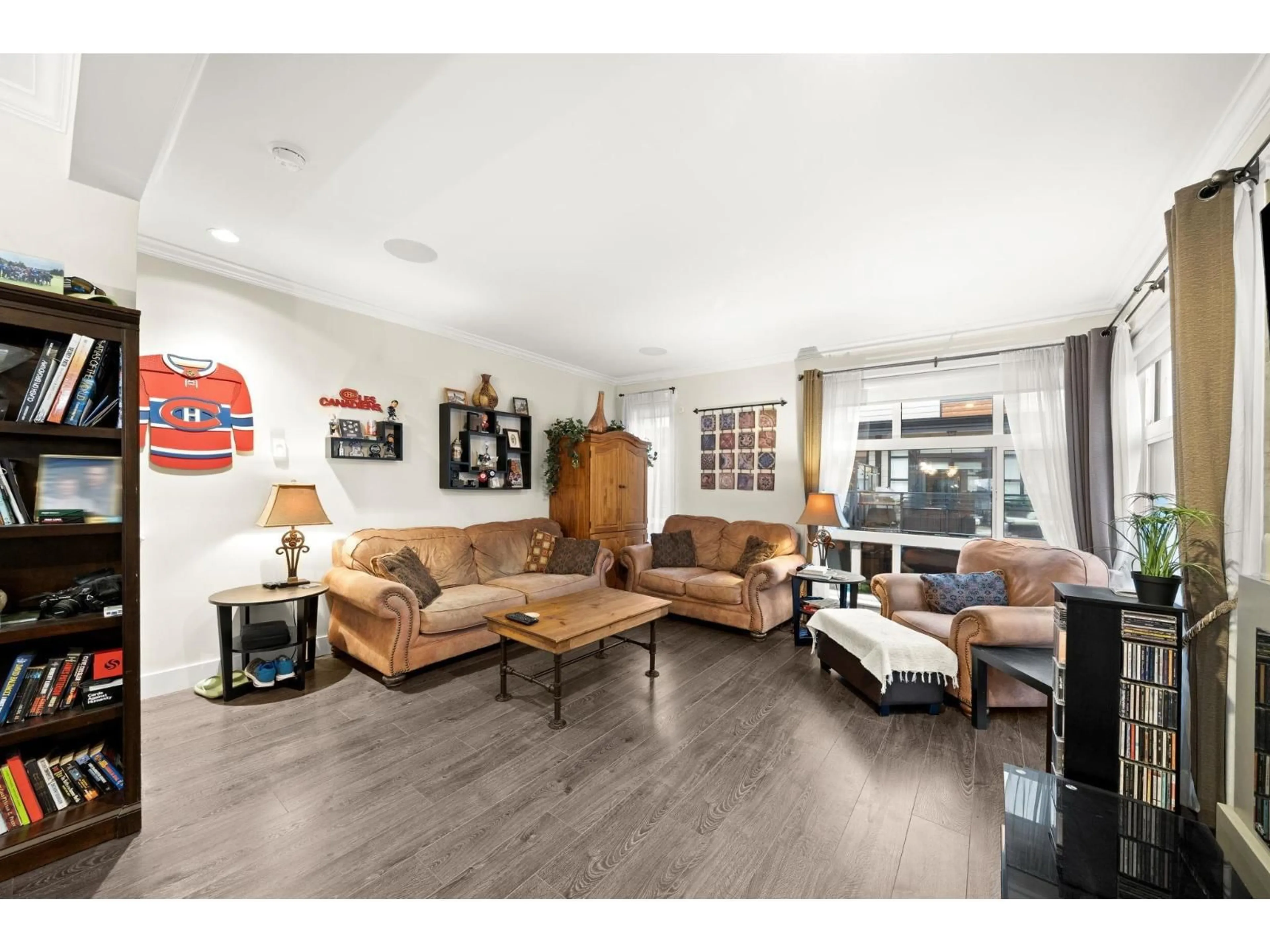 Living room with furniture, wood/laminate floor for 15 - 16488 64 AVENUE, Surrey British Columbia V3S6X6