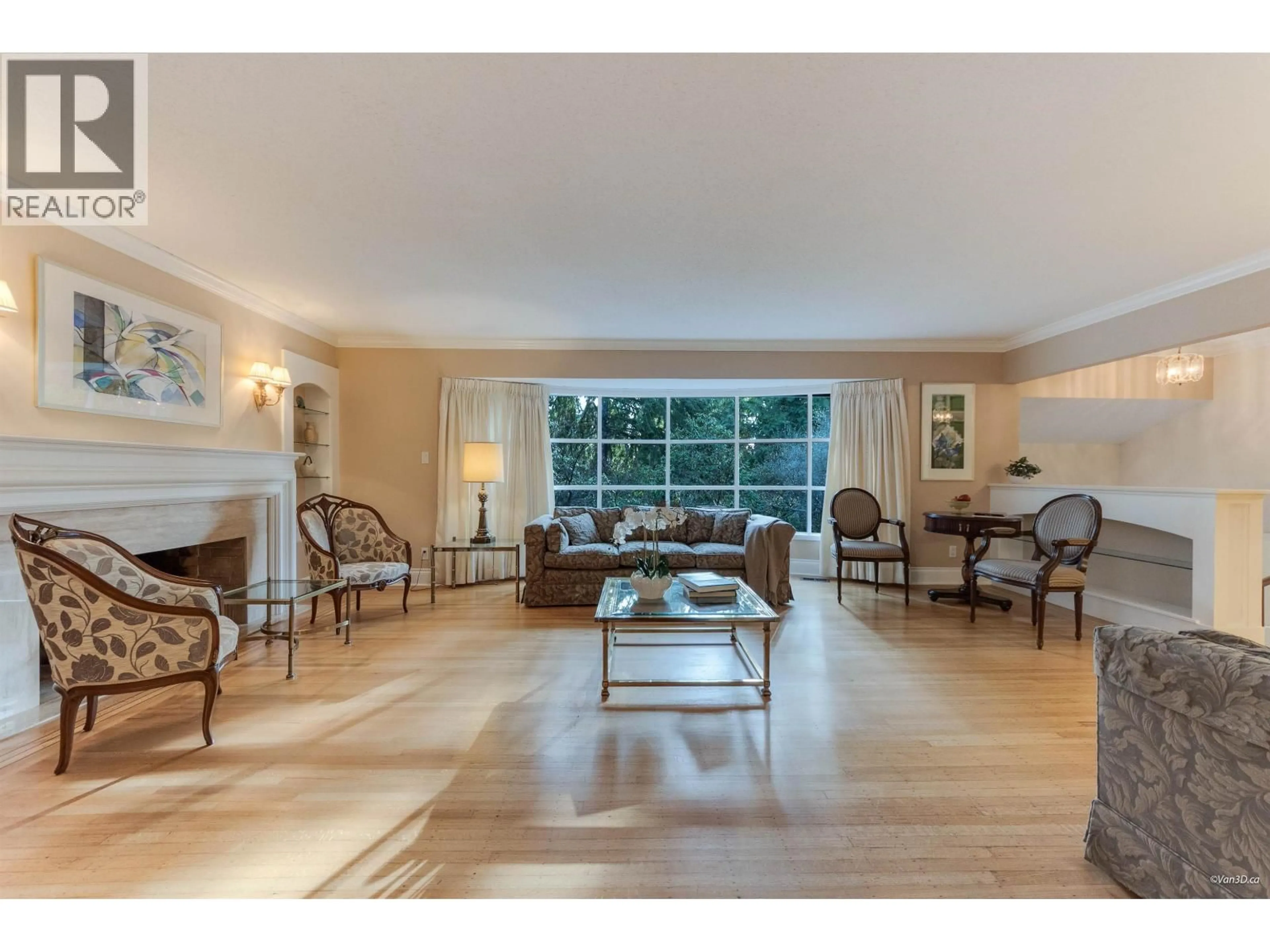 Living room with furniture, wood/laminate floor for 475 SOUTHBOROUGH DRIVE, West Vancouver British Columbia V7S1M4