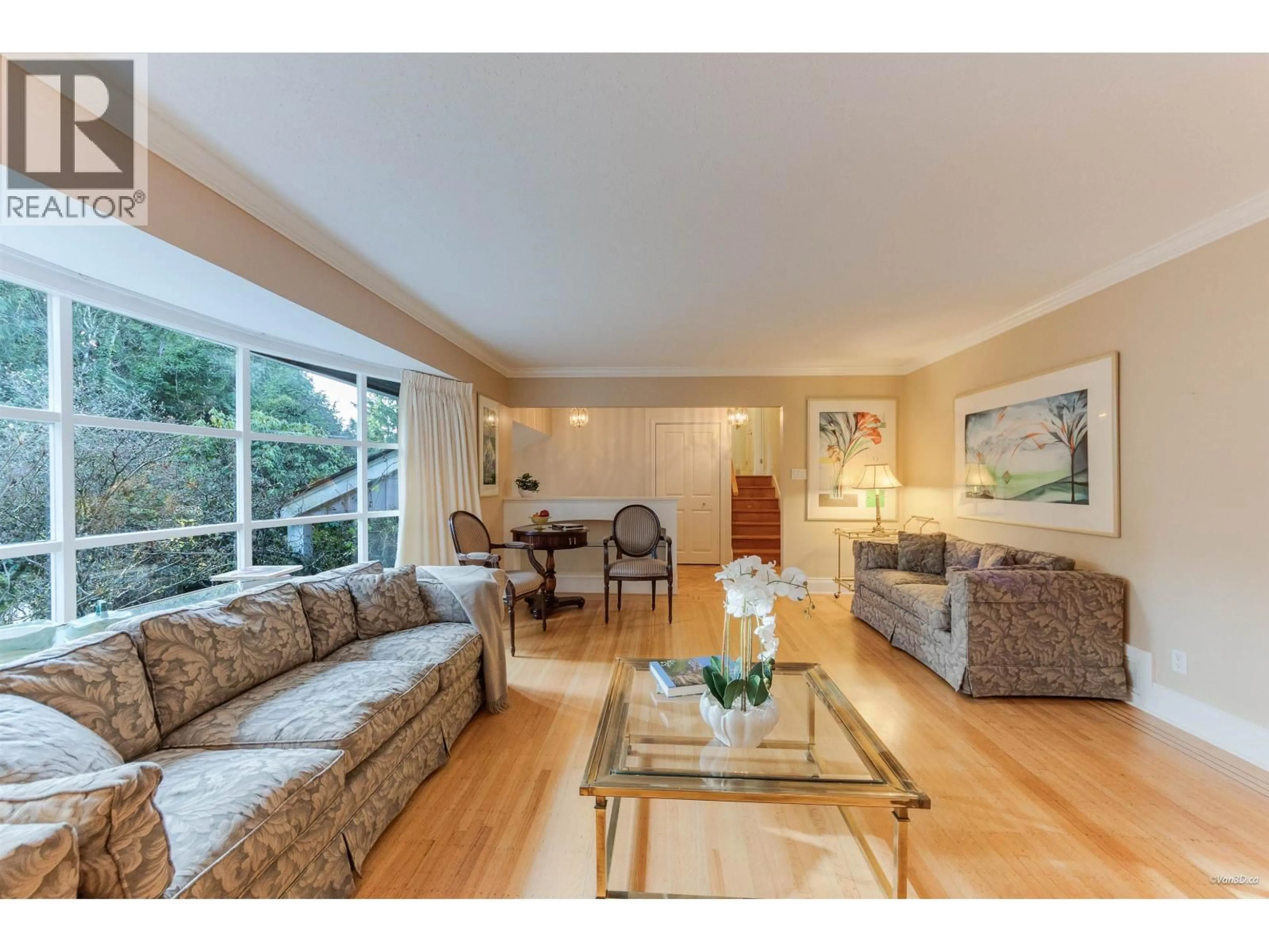 Living room with furniture, wood/laminate floor for 475 SOUTHBOROUGH DRIVE, West Vancouver British Columbia V7S1M4