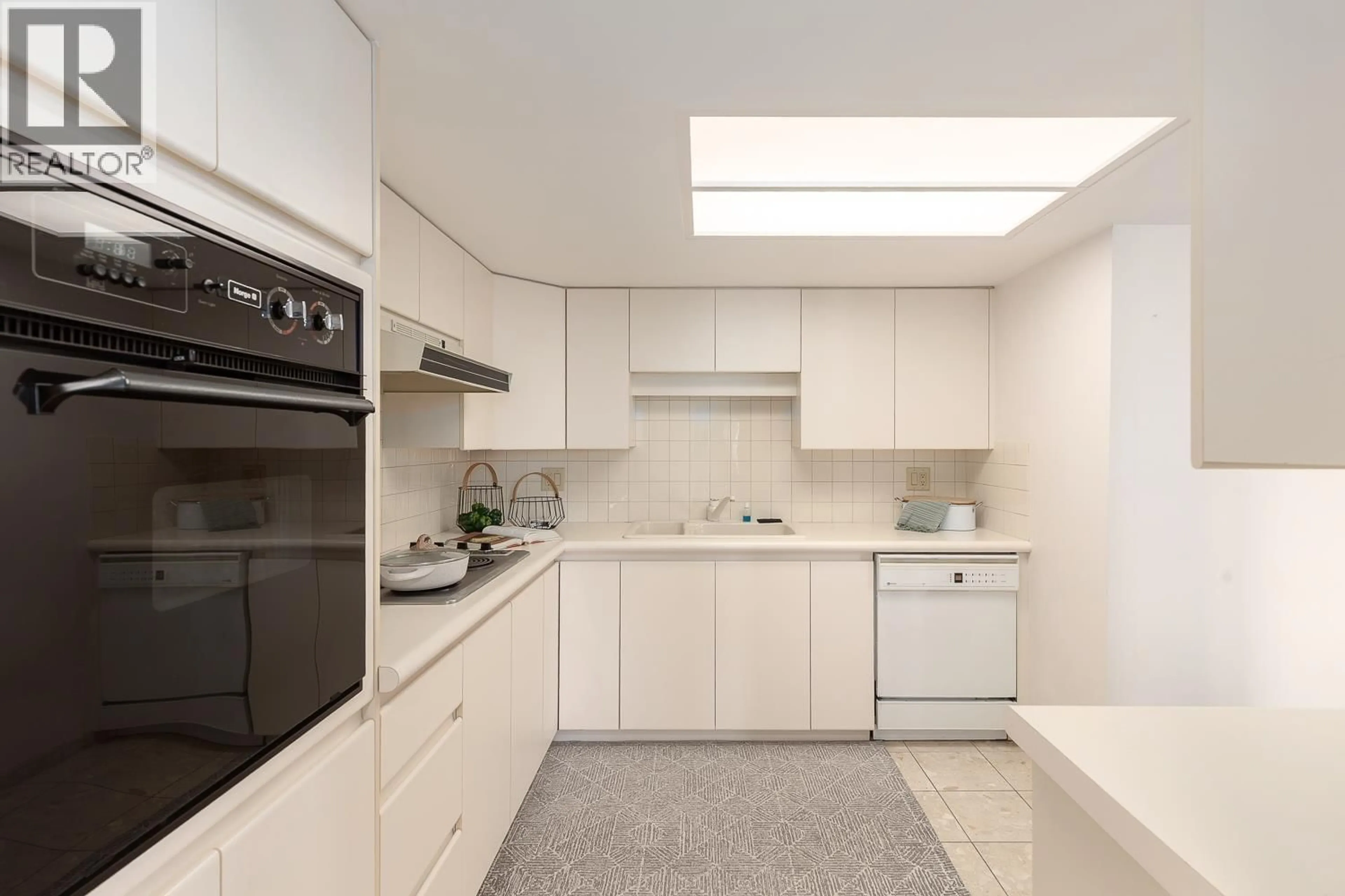 Standard kitchen, unknown for 808 - 168 CHADWICK COURT, North Vancouver British Columbia V7M3L4