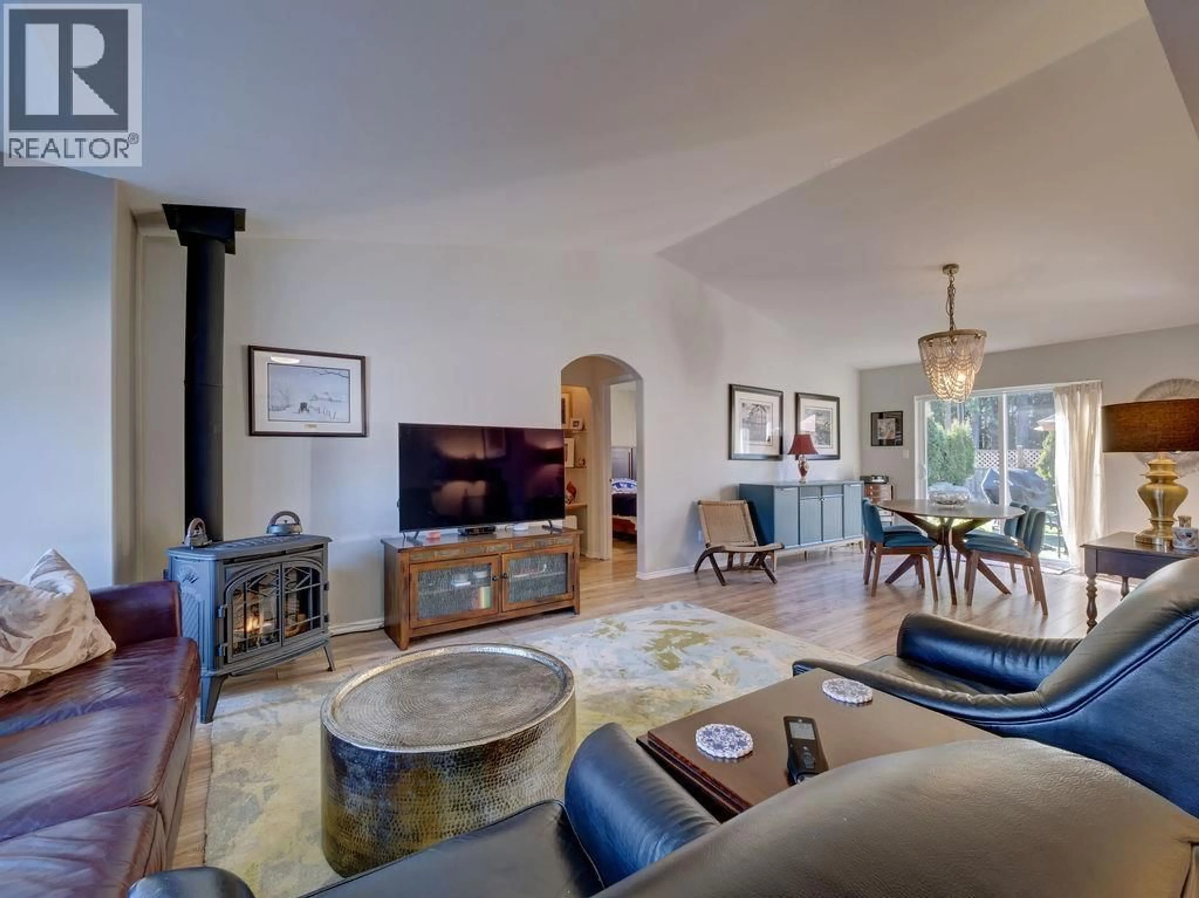 Living room with furniture, ceramic/tile floor for 5643 CURTIS PLACE, Sechelt British Columbia V7Z0R9