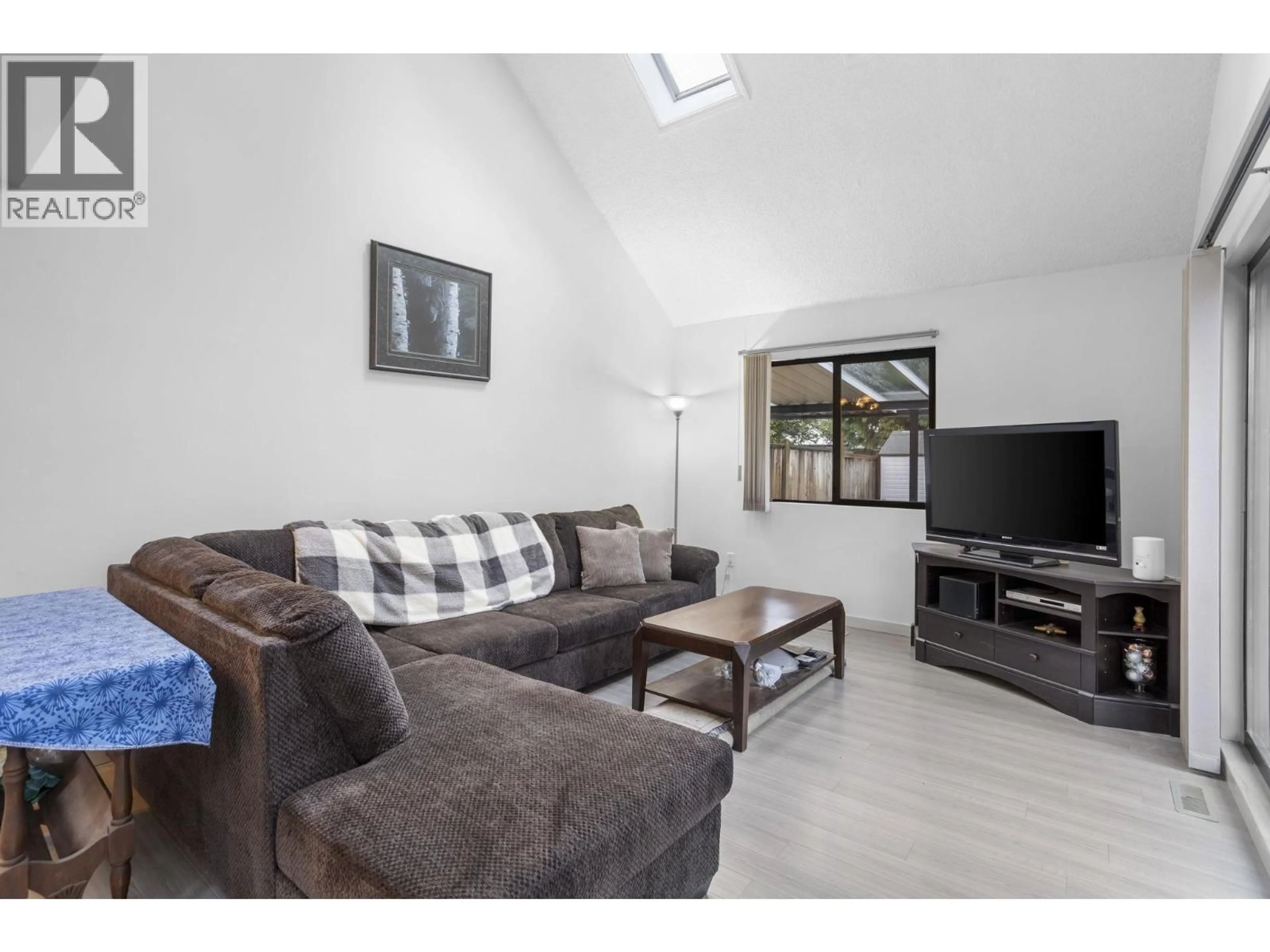 Living room with furniture, unknown for 890 PINEBROOK PLACE, Coquitlam British Columbia V3C4B9