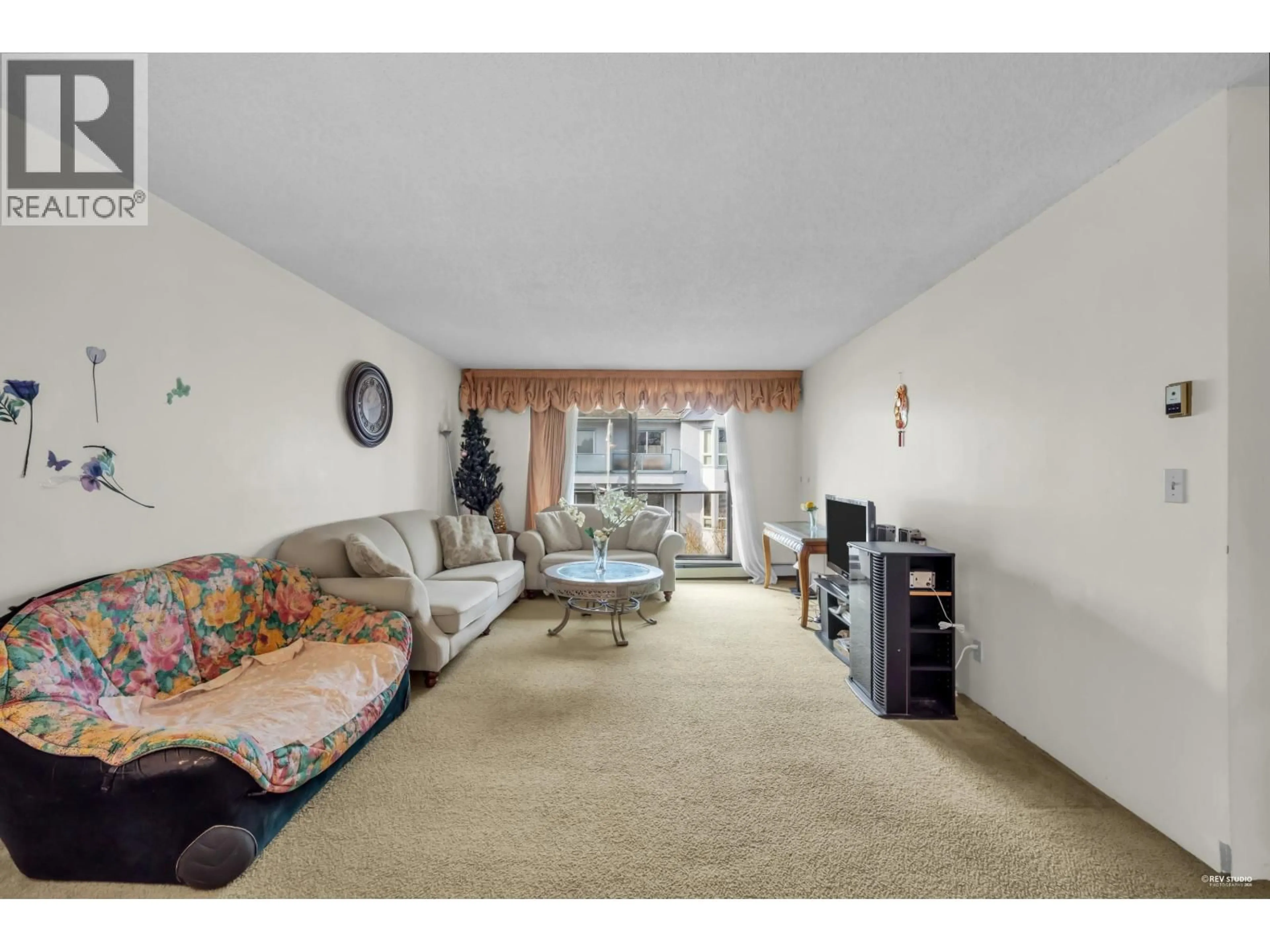 Living room with furniture, carpet floor for 305 - 8720 LANSDOWNE ROAD, Richmond British Columbia V6X1B9
