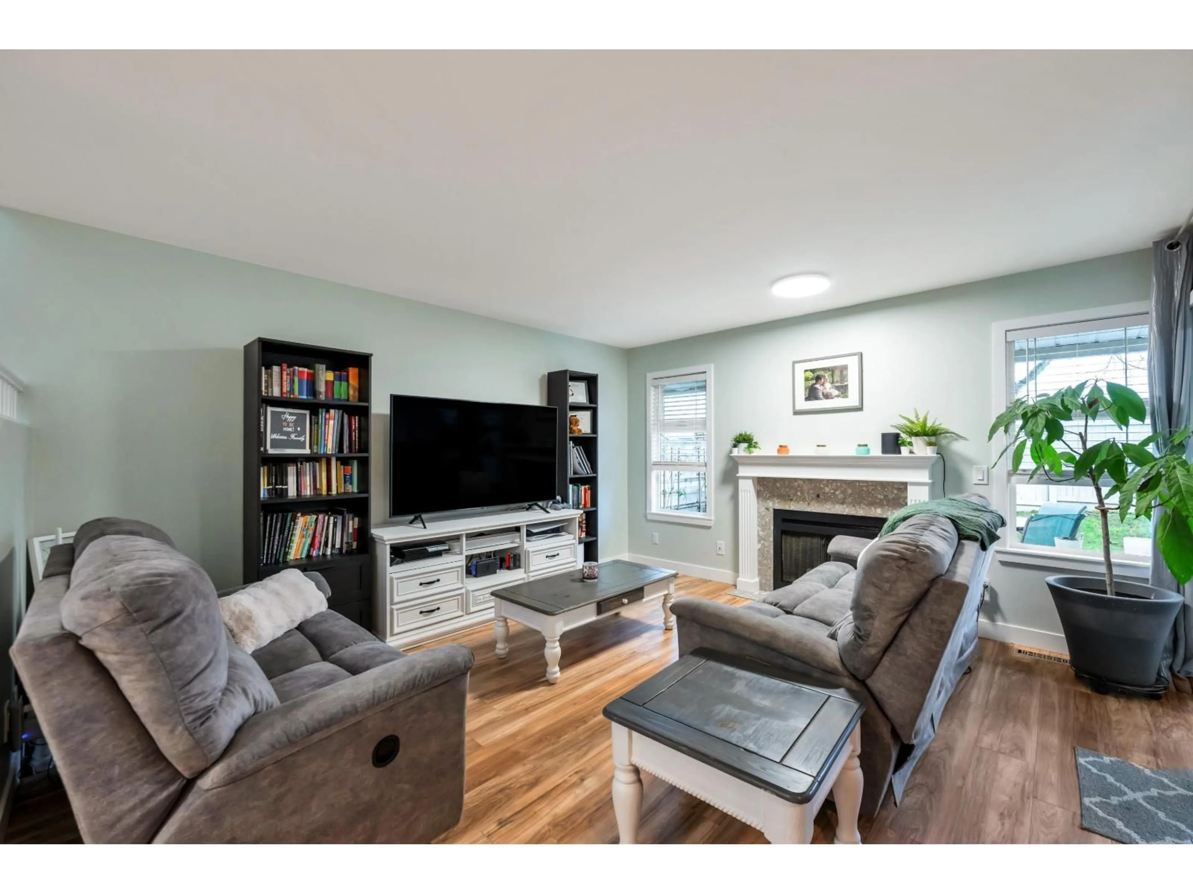 Living room with furniture, wood/laminate floor for 15 - 9045 WALNUT GROVE DRIVE, Langley British Columbia V1M2E1