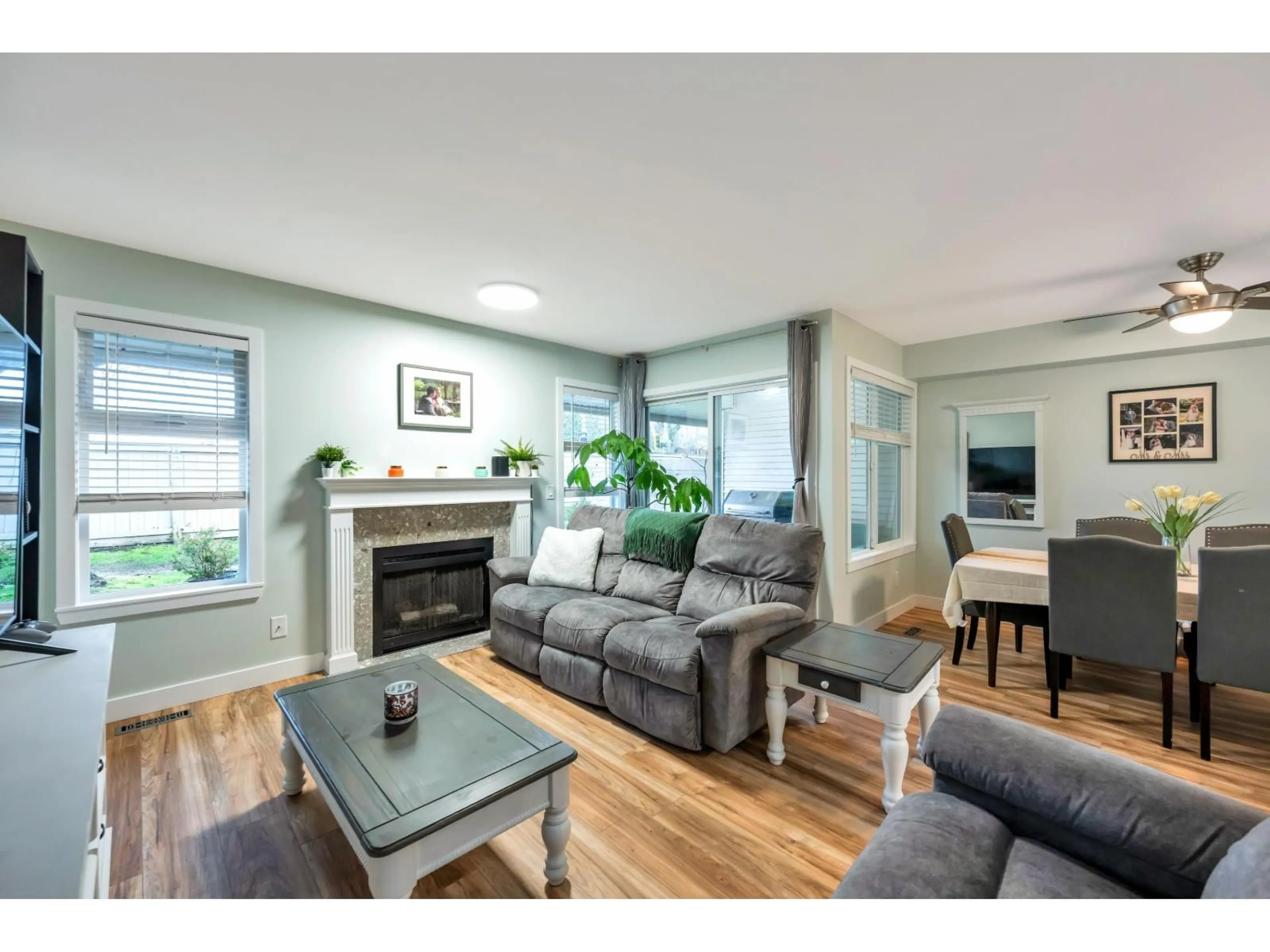 Living room with furniture, wood/laminate floor for 15 - 9045 WALNUT GROVE DRIVE, Langley British Columbia V1M2E1