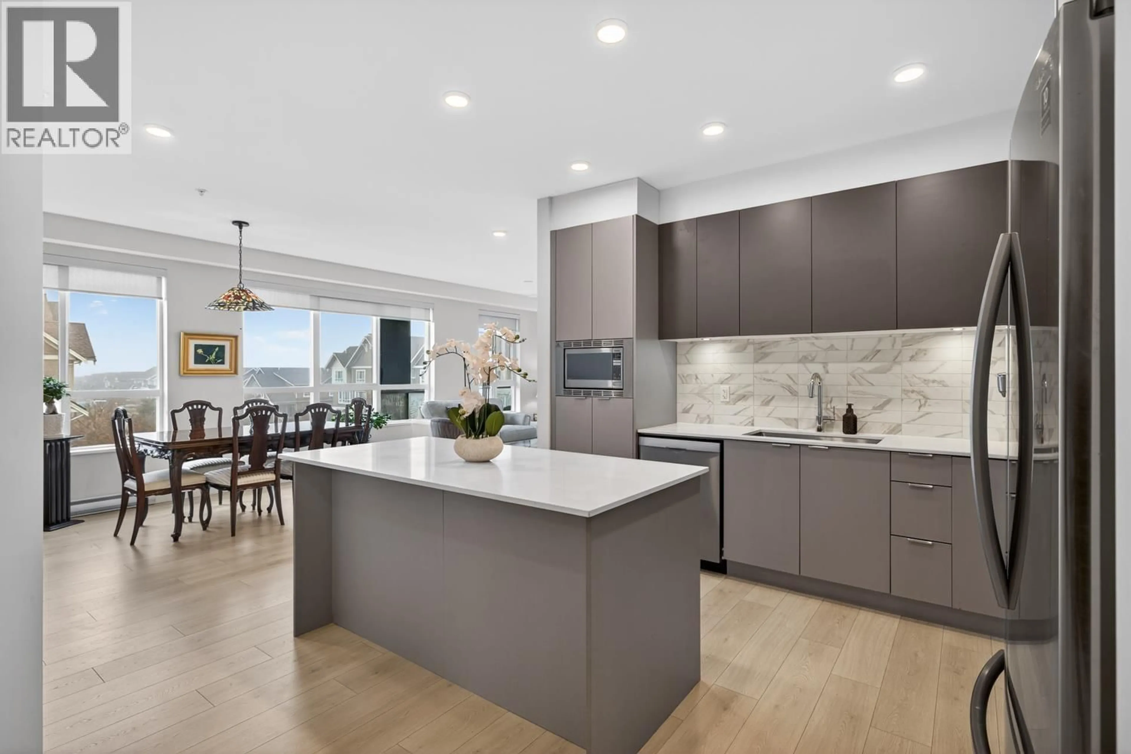 Contemporary kitchen, ceramic/tile floor for 319 - 1792 STARLING DRIVE, Tsawwassen British Columbia V4N0E4