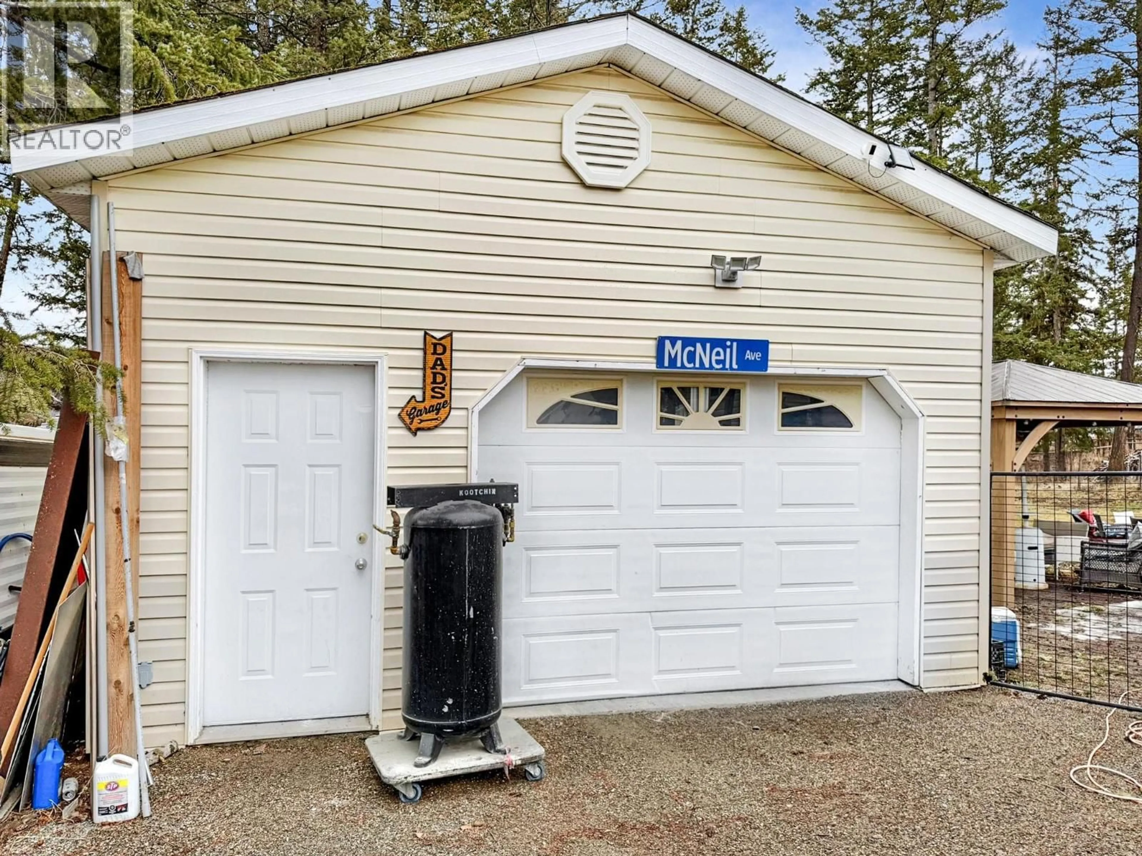 Indoor garage for 859 SPRUCE AVENUE, 100 Mile House British Columbia V0K2E0