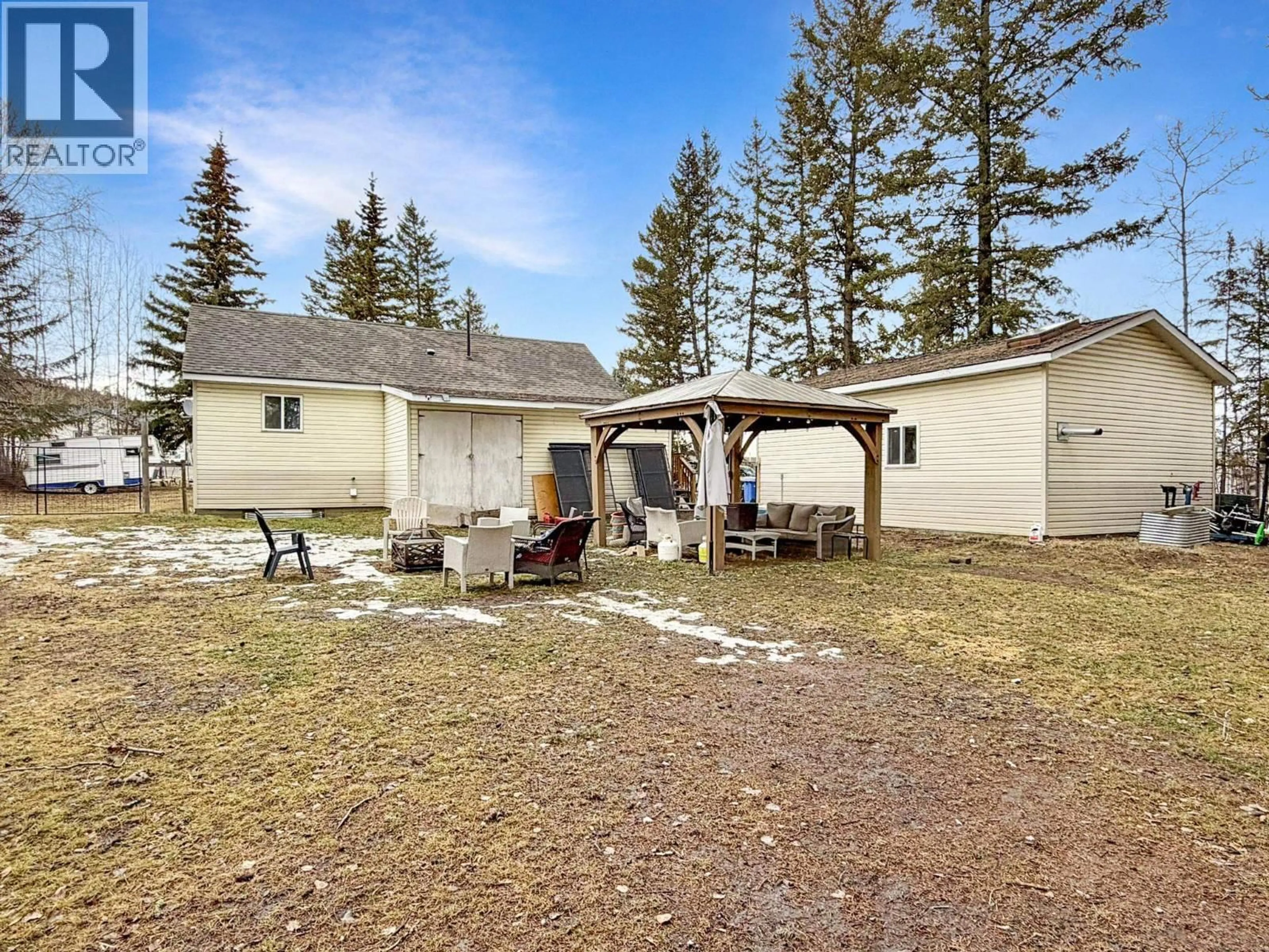 Patio, unknown for 859 SPRUCE AVENUE, 100 Mile House British Columbia V0K2E0