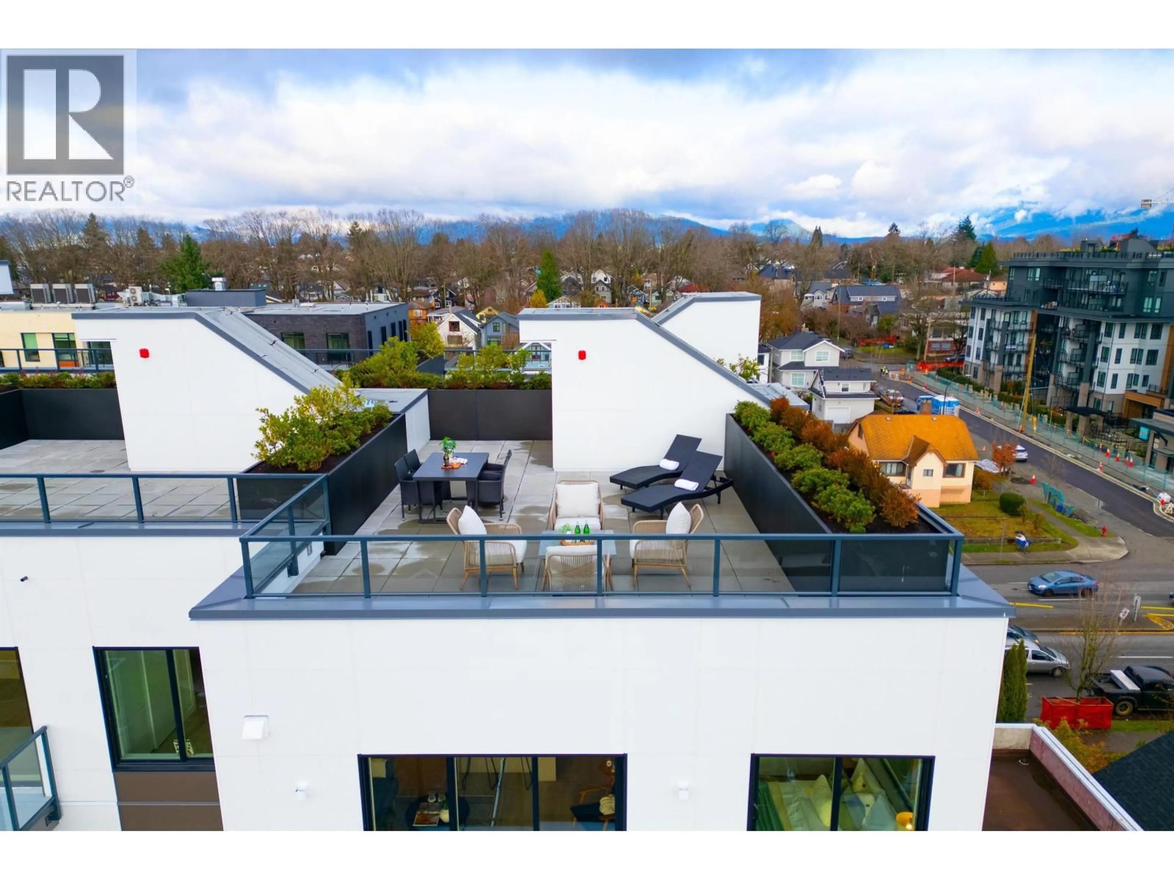 A pic from outside/outdoor area/front of a property/back of a property/a pic from drone, city buildings view from balcony for 606 - 2268 BROADWAY, Vancouver British Columbia V5N1W9
