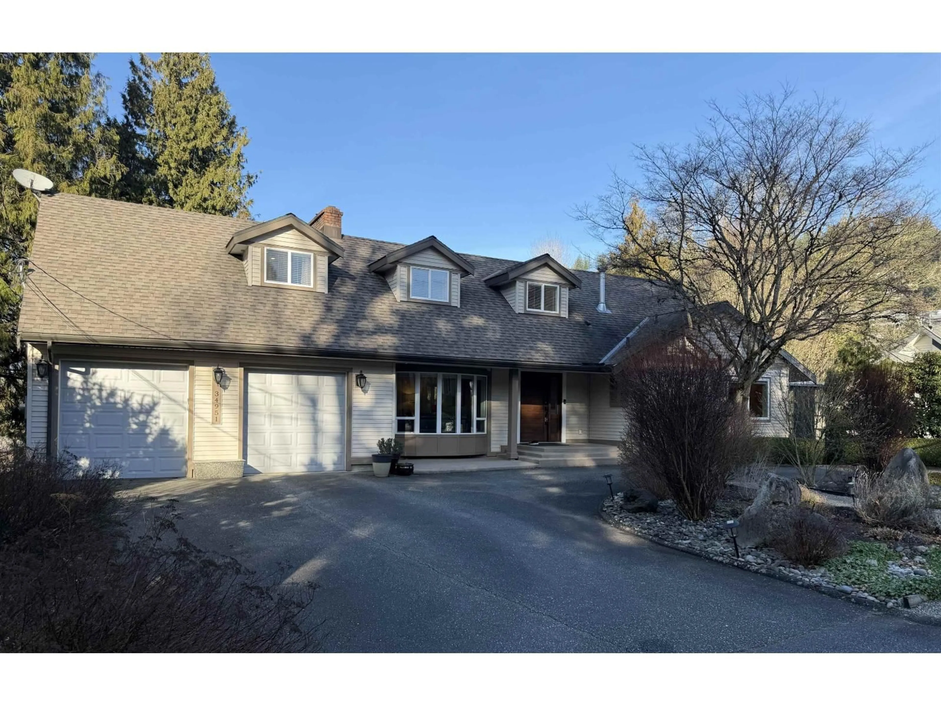 A pic from outside/outdoor area/front of a property/back of a property/a pic from drone, street for 34951 ORCHARD DRIVE, Abbotsford British Columbia V3G2B4