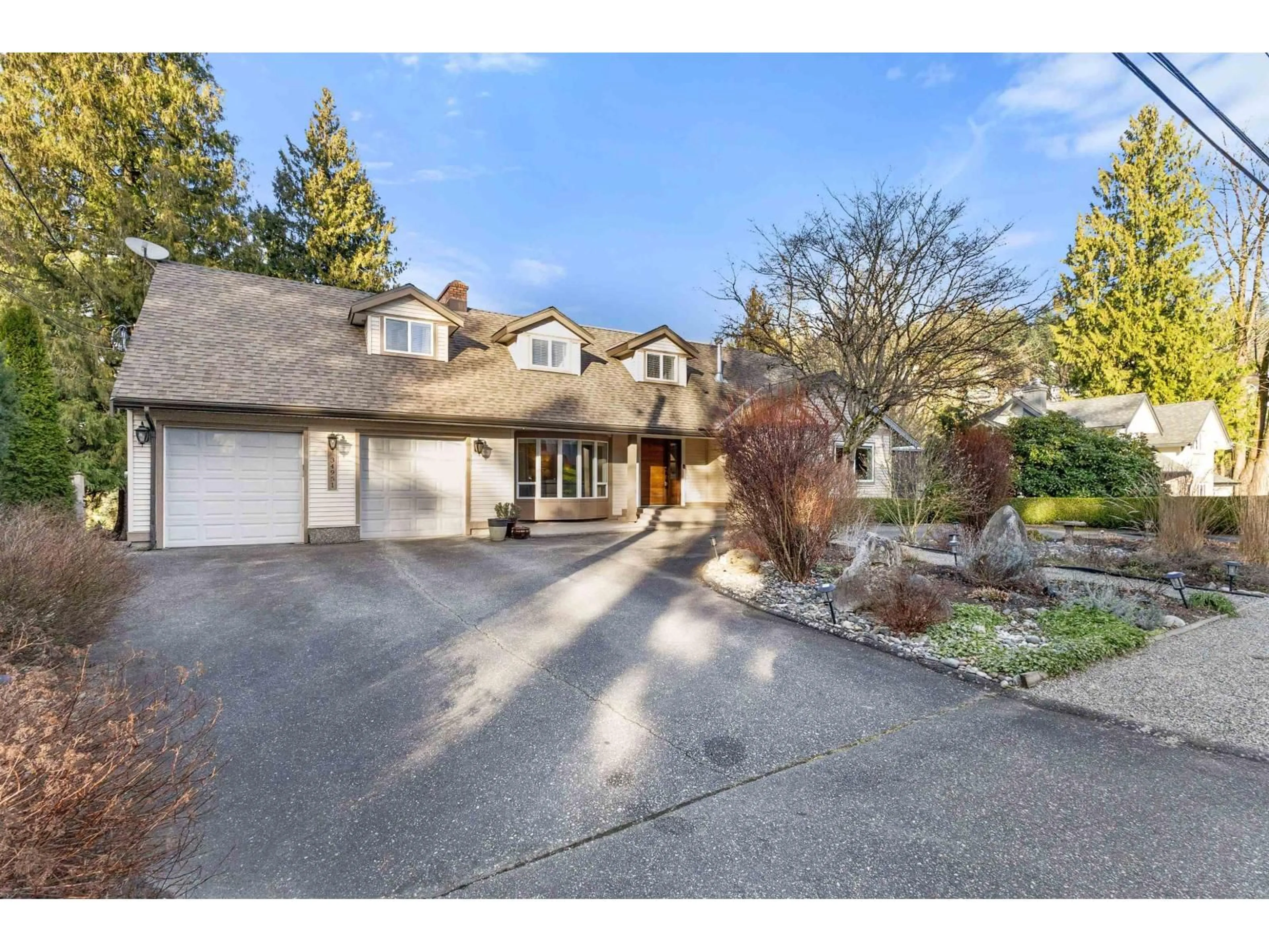 A pic from outside/outdoor area/front of a property/back of a property/a pic from drone, street for 34951 ORCHARD DRIVE, Abbotsford British Columbia V3G2B4