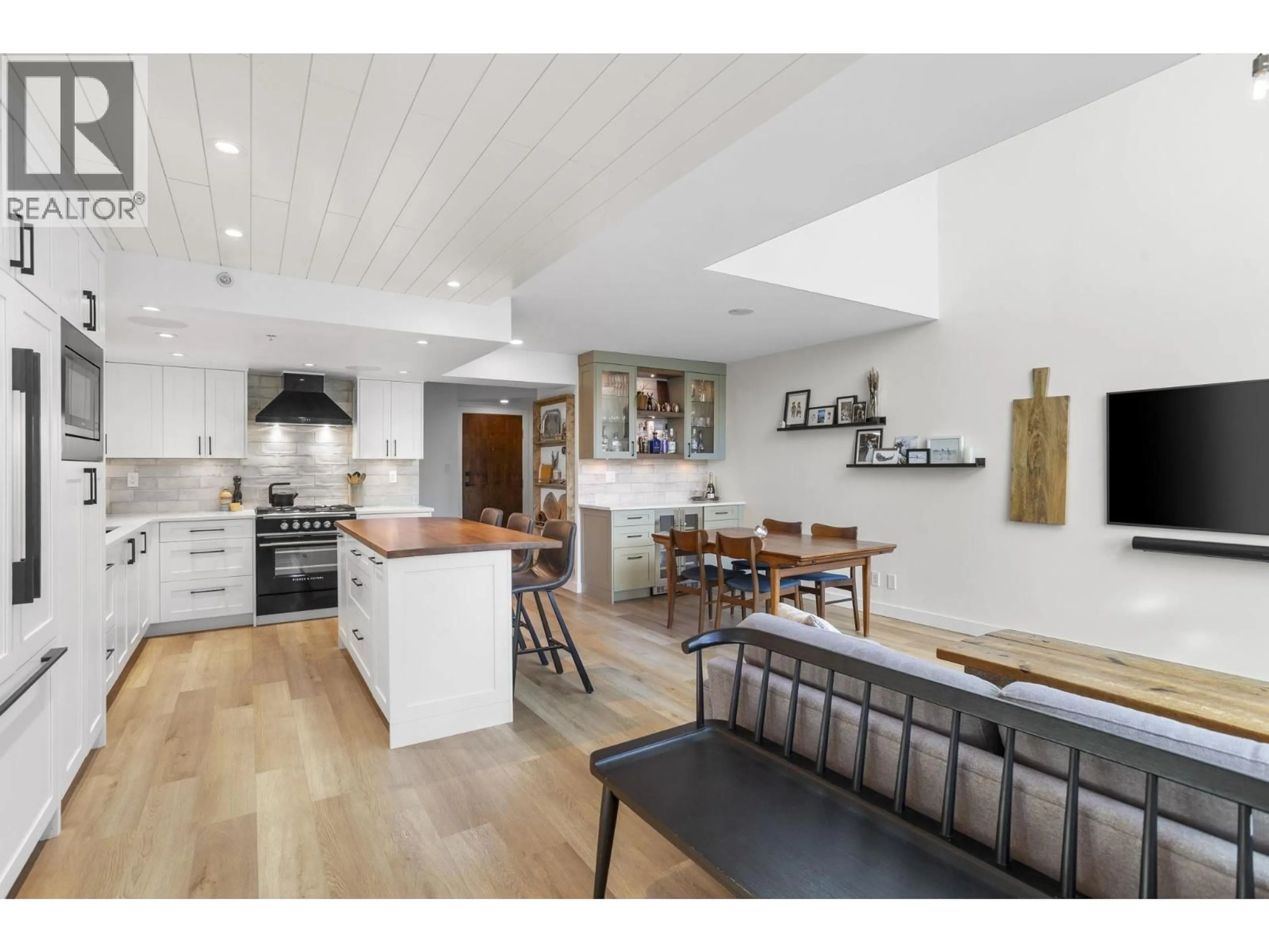 Open concept kitchen, wood/laminate floor for TH2 - 168 ESPLANADE AVENUE, North Vancouver British Columbia V7L4X8