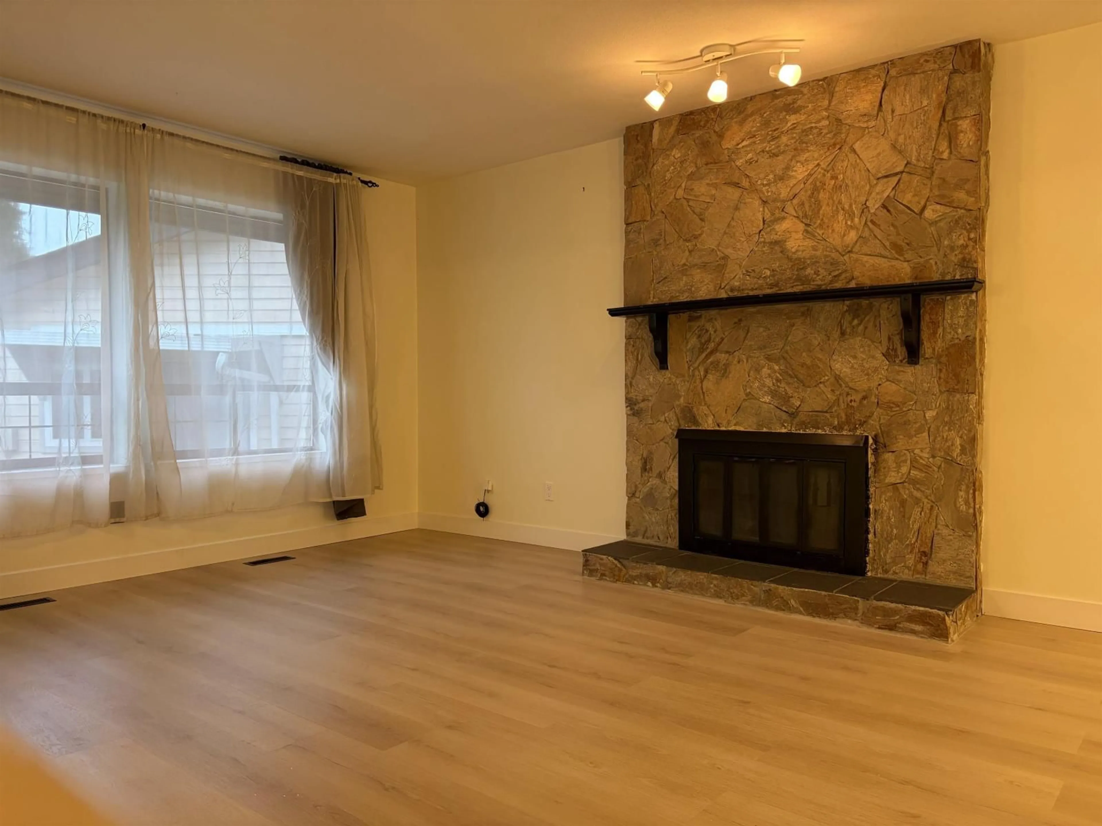 A pic of a room for 13363 65A AVENUE, Surrey British Columbia V3W8T2