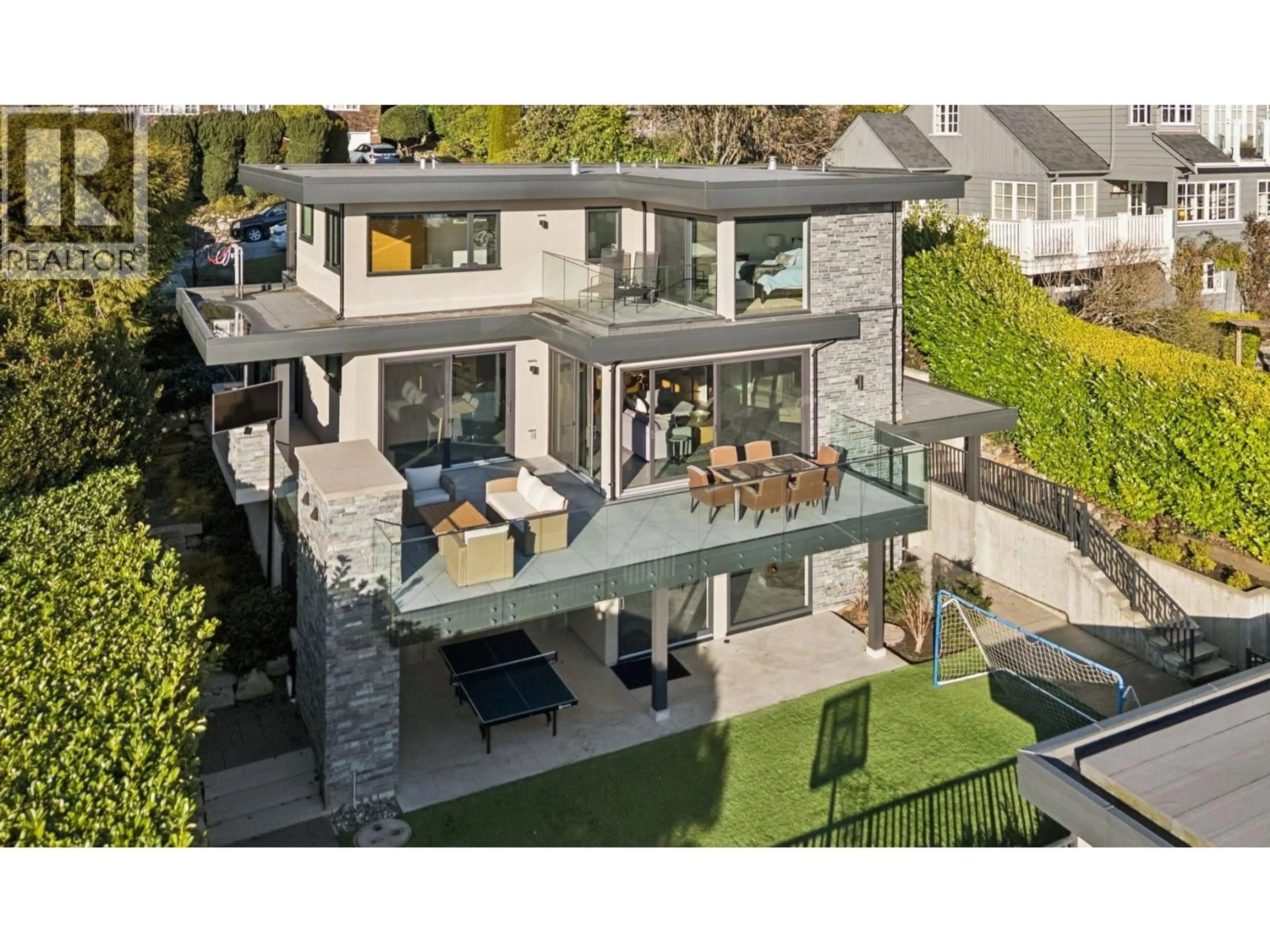 A pic from outside/outdoor area/front of a property/back of a property/a pic from drone, unknown for 2678 MATHERS AVENUE, West Vancouver British Columbia V7V2J4