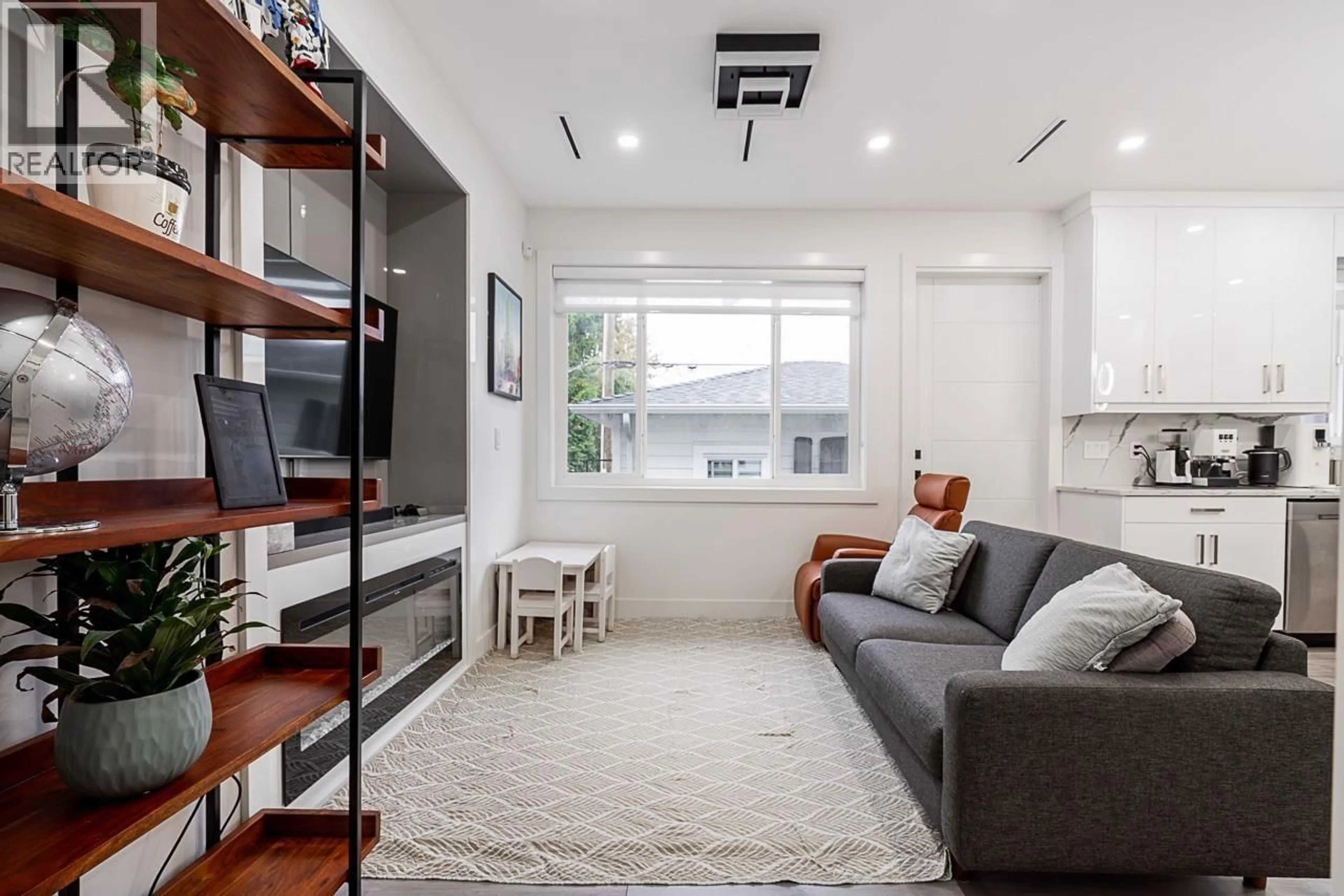 Living room with furniture, unknown for #2 - 4675 CANADA WAY, Burnaby British Columbia V5G1K9