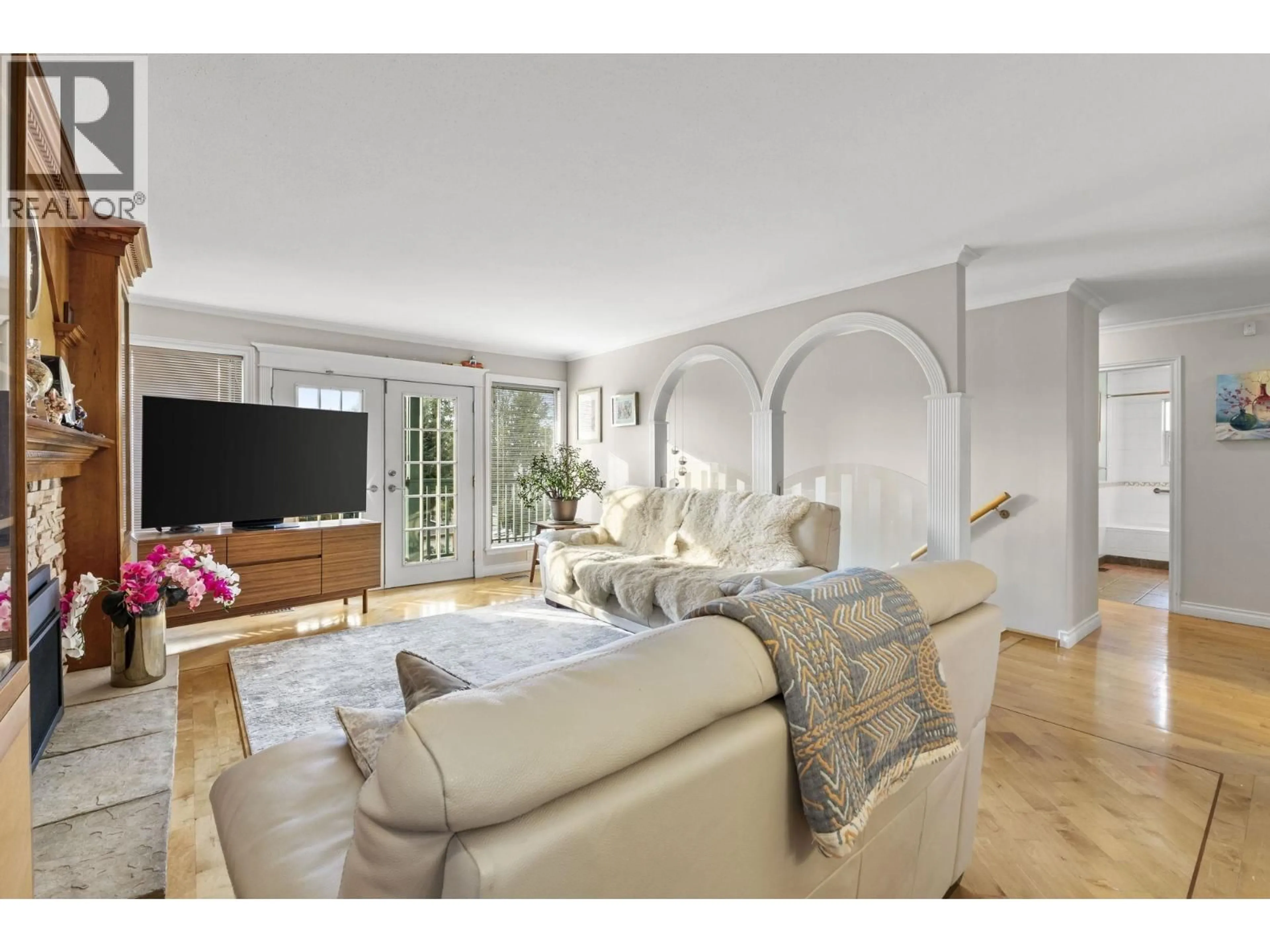 Living room with furniture, unknown for 317 GLOUCESTER COURT, Coquitlam British Columbia V3K5S6