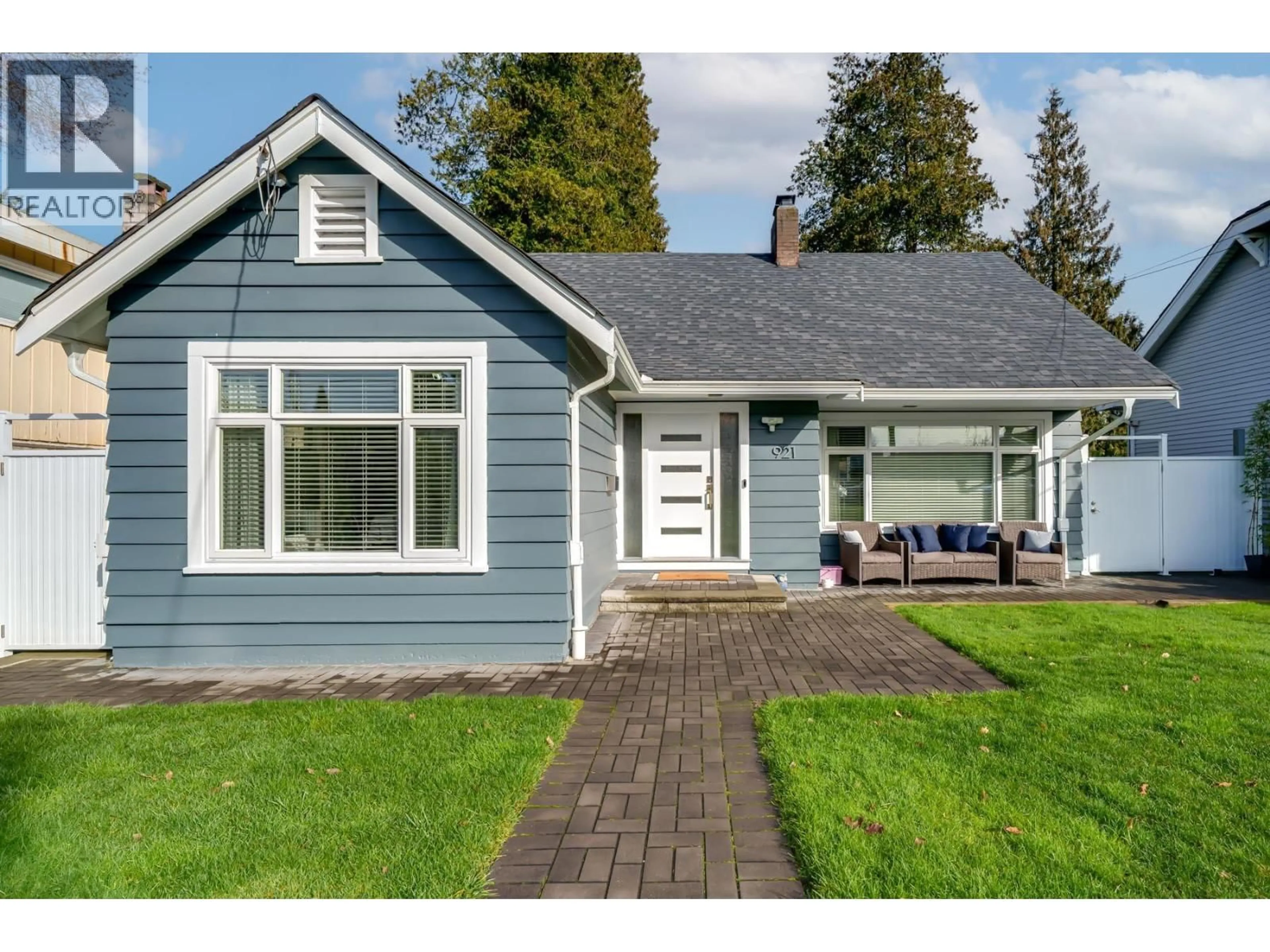 Home with vinyl exterior material, street for 921 FIFTH STREET, New Westminster British Columbia V3L2Y5