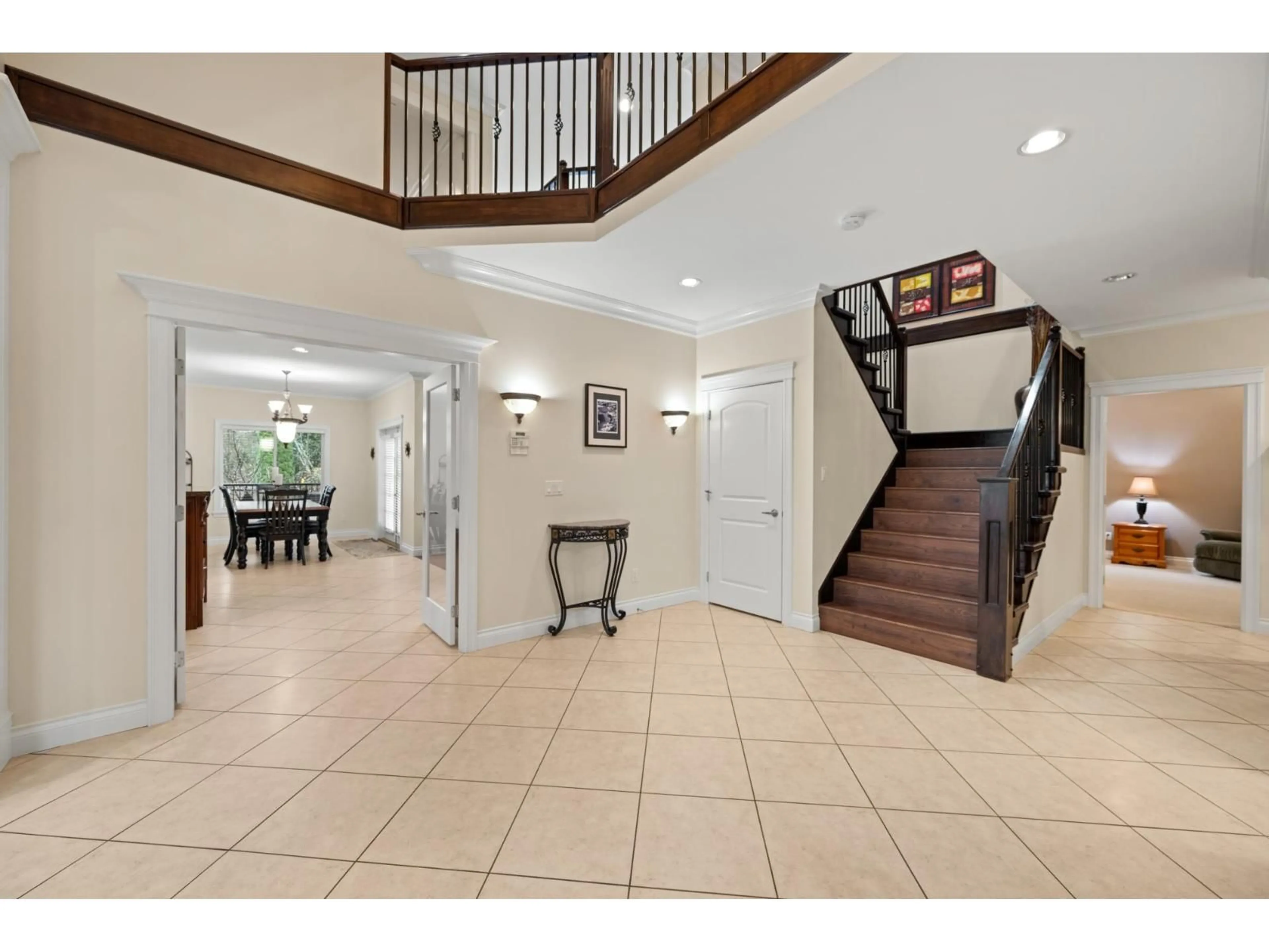 Indoor foyer for 16416 92A AVENUE, Surrey British Columbia V4N5N1