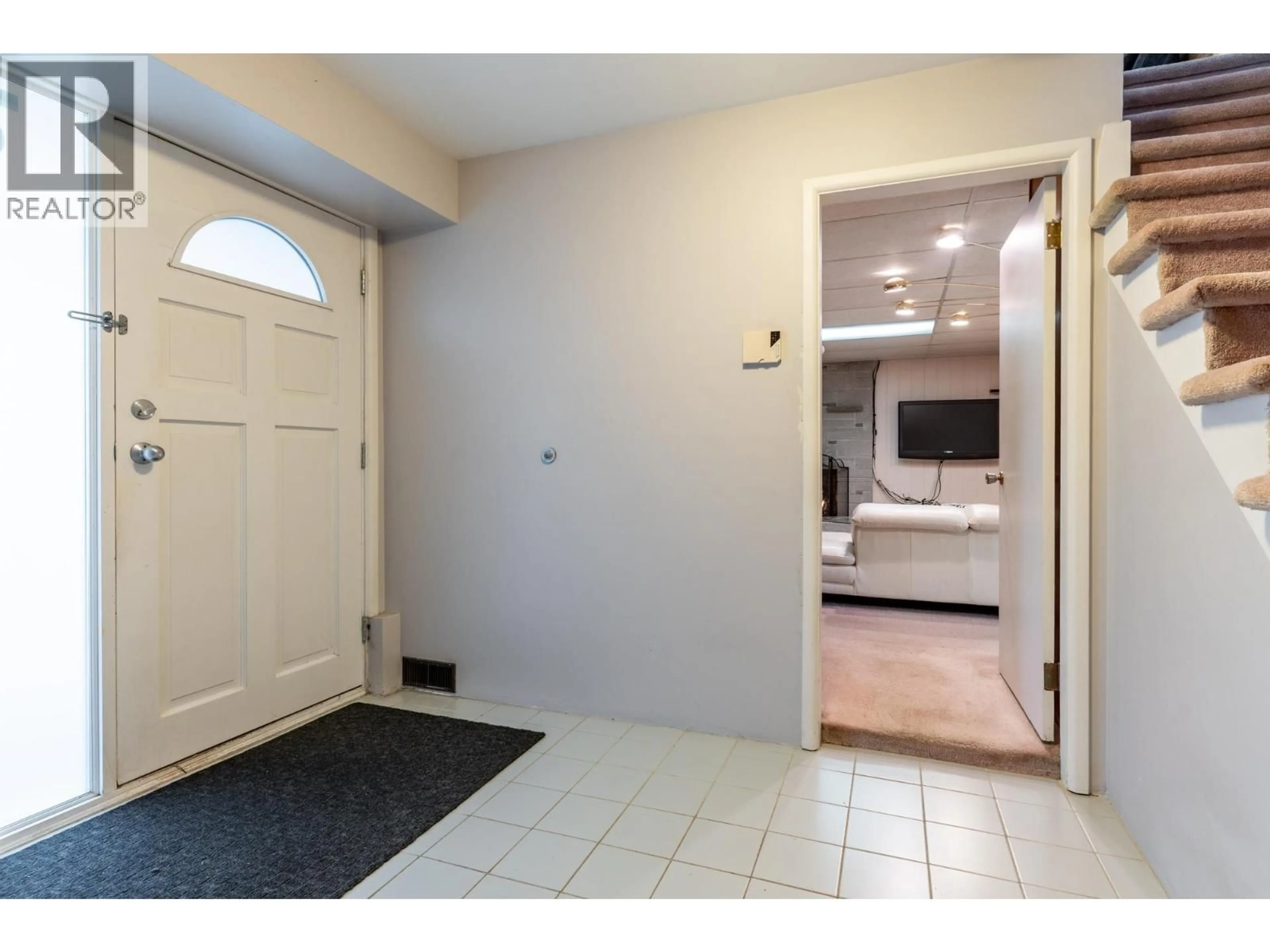 Indoor entryway for 8140 FAIRDELL CRESCENT, Richmond British Columbia V7C1W4