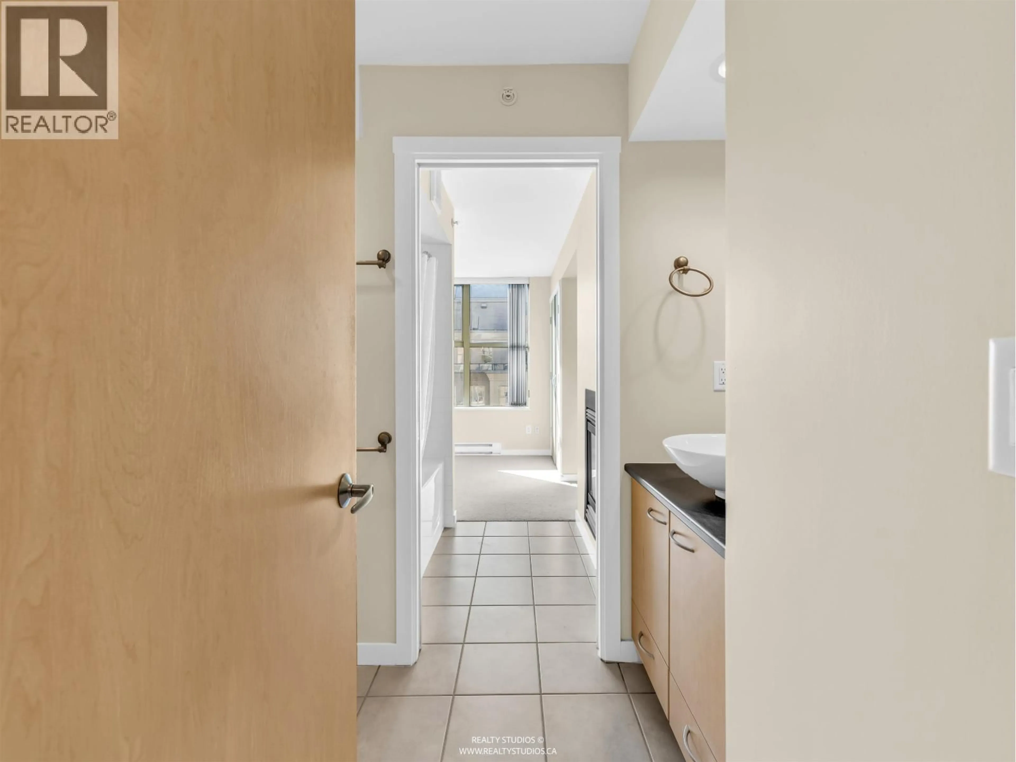 Indoor entryway for 2208 - 969 RICHARDS STREET, Vancouver British Columbia V6B1A8