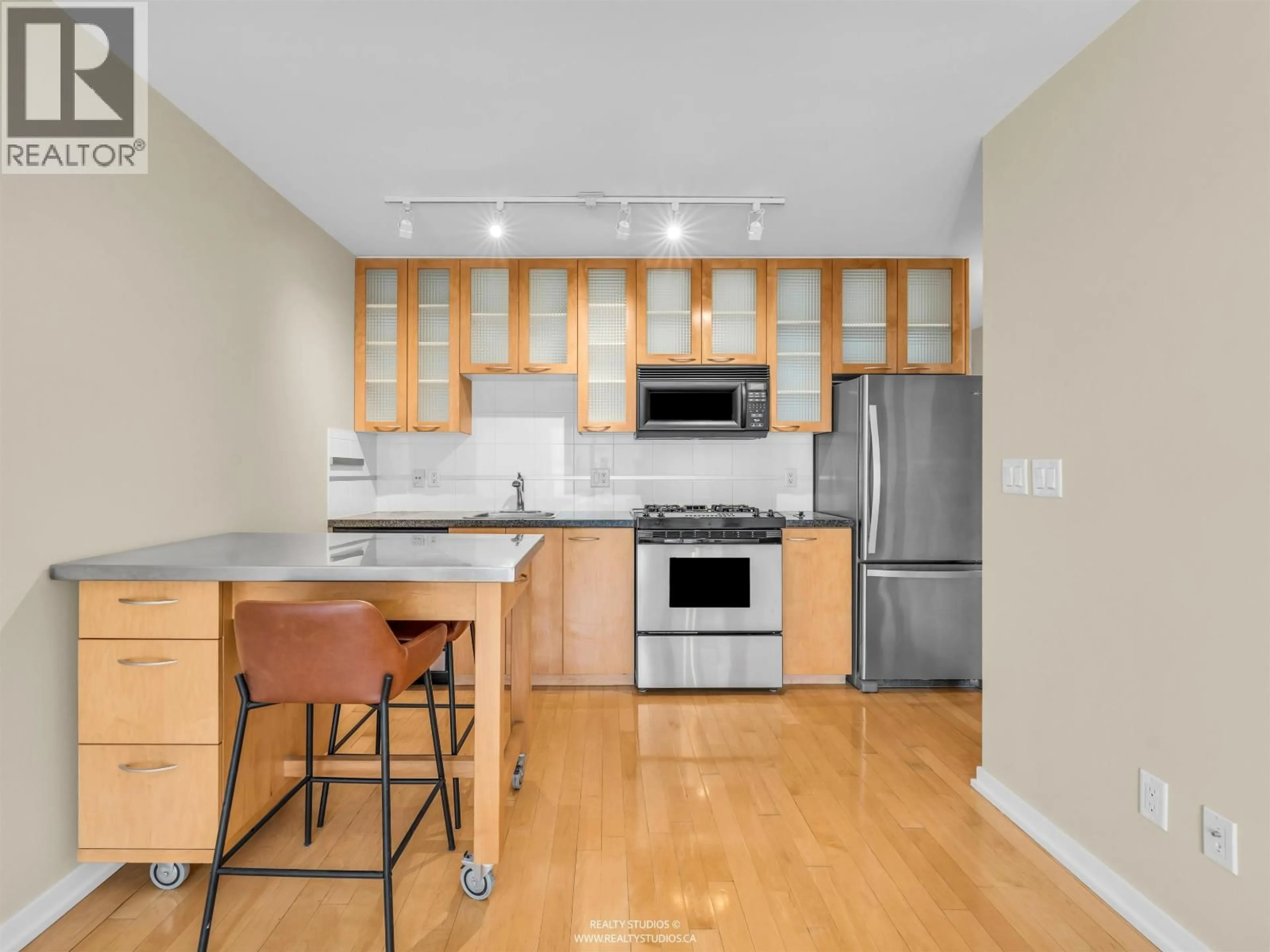 Open concept kitchen, wood/laminate floor for 2208 - 969 RICHARDS STREET, Vancouver British Columbia V6B1A8