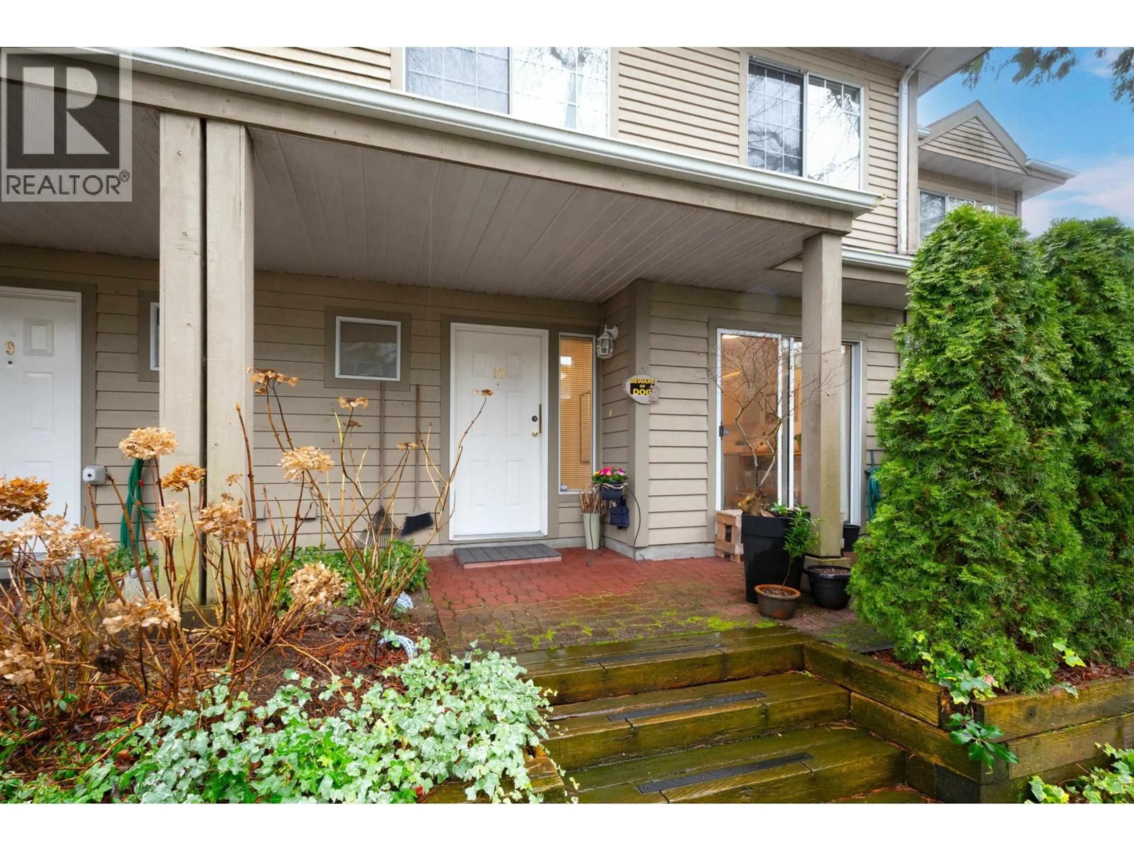 Indoor entryway for 10 - 815 TOBRUCK AVENUE, North Vancouver British Columbia V7P1V9