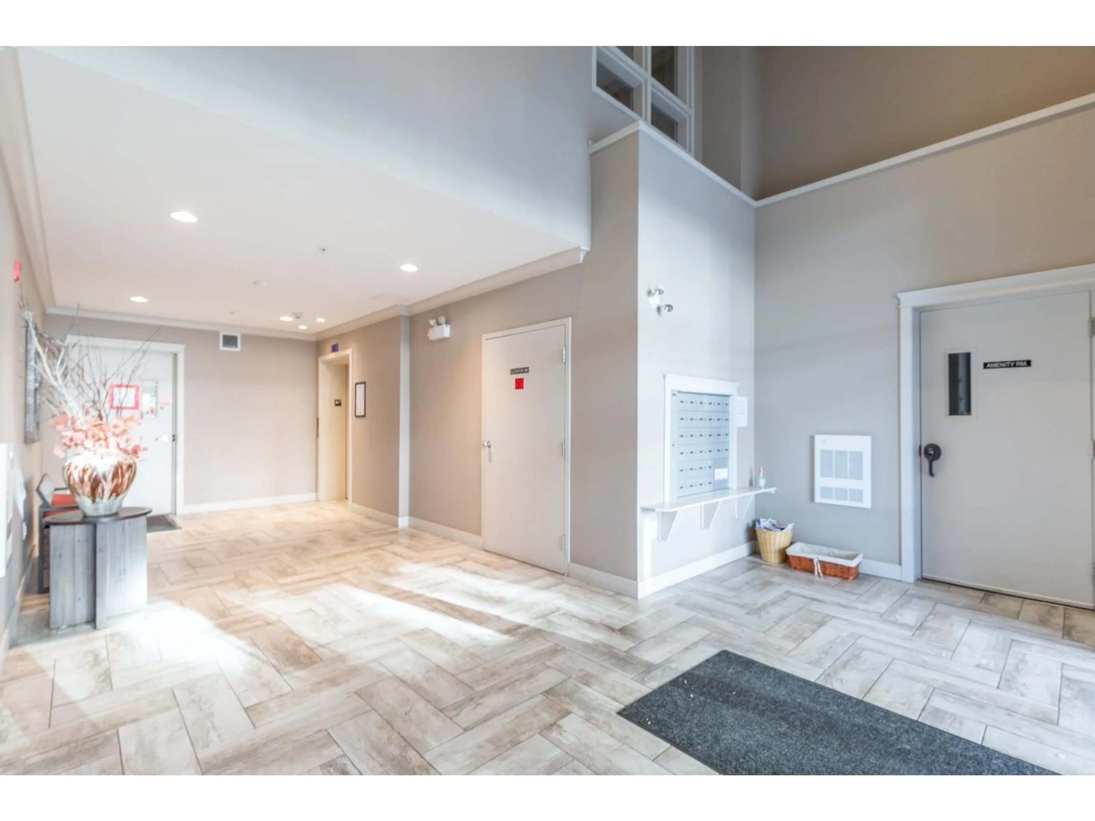 Indoor foyer for 408 - 45630 SPADINA AVENUE, Chilliwack British Columbia V2P0G9