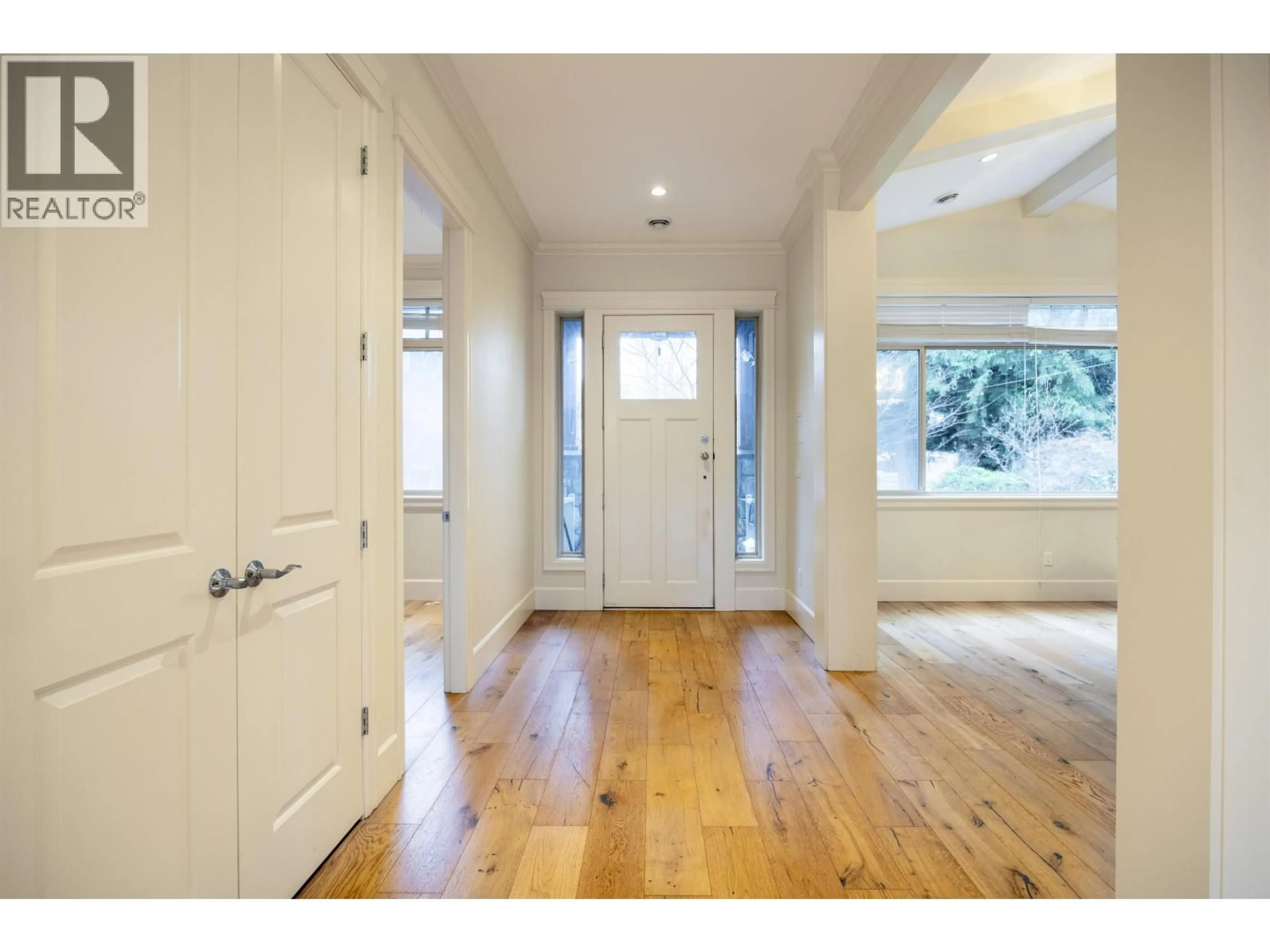 Indoor entryway for 963 51A STREET, Tsawwassen British Columbia V4M2X9