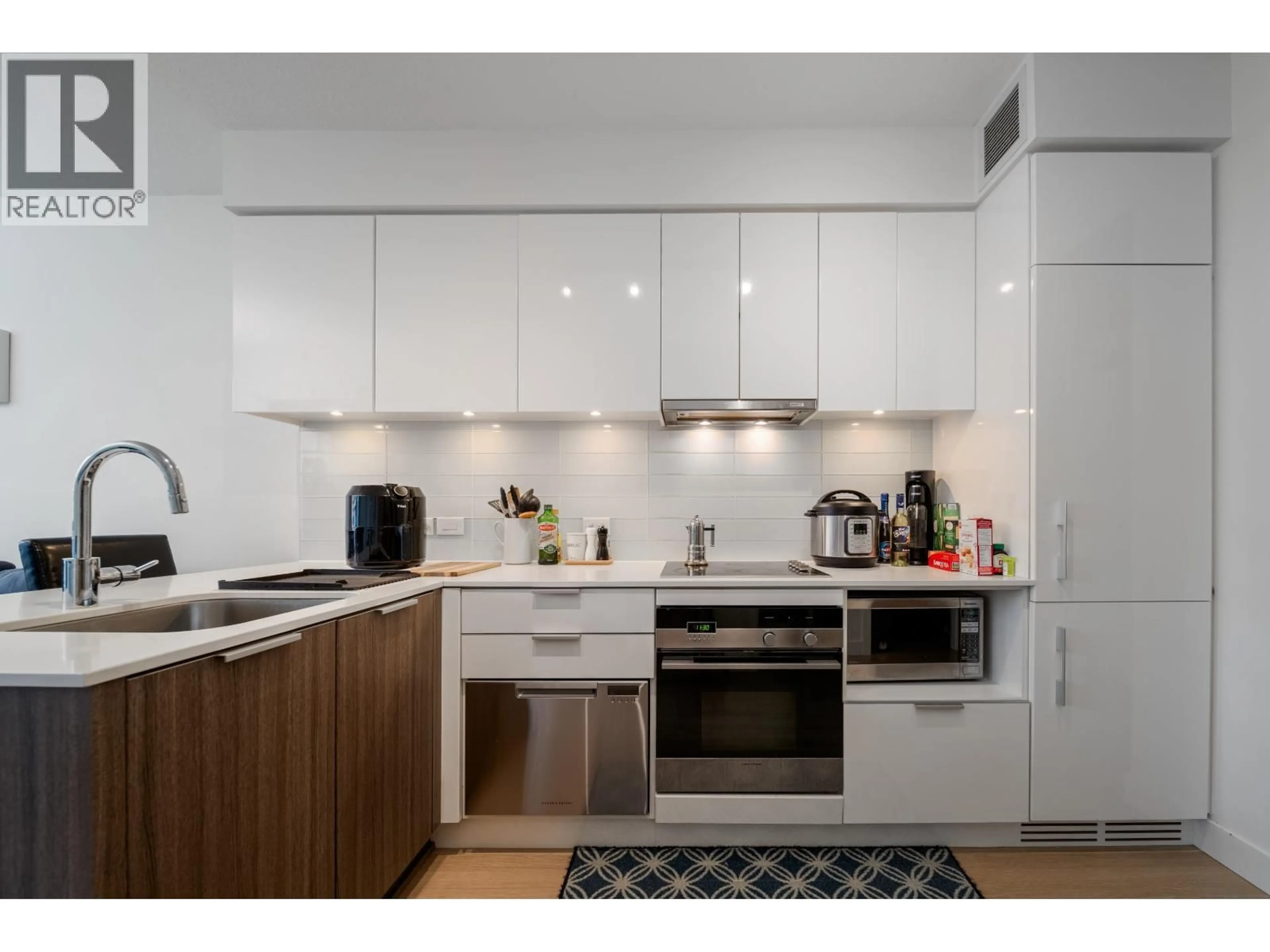Standard kitchen, wood/laminate floor for 1003 - 1308 HORNBY STREET, Vancouver British Columbia V6Z0C5