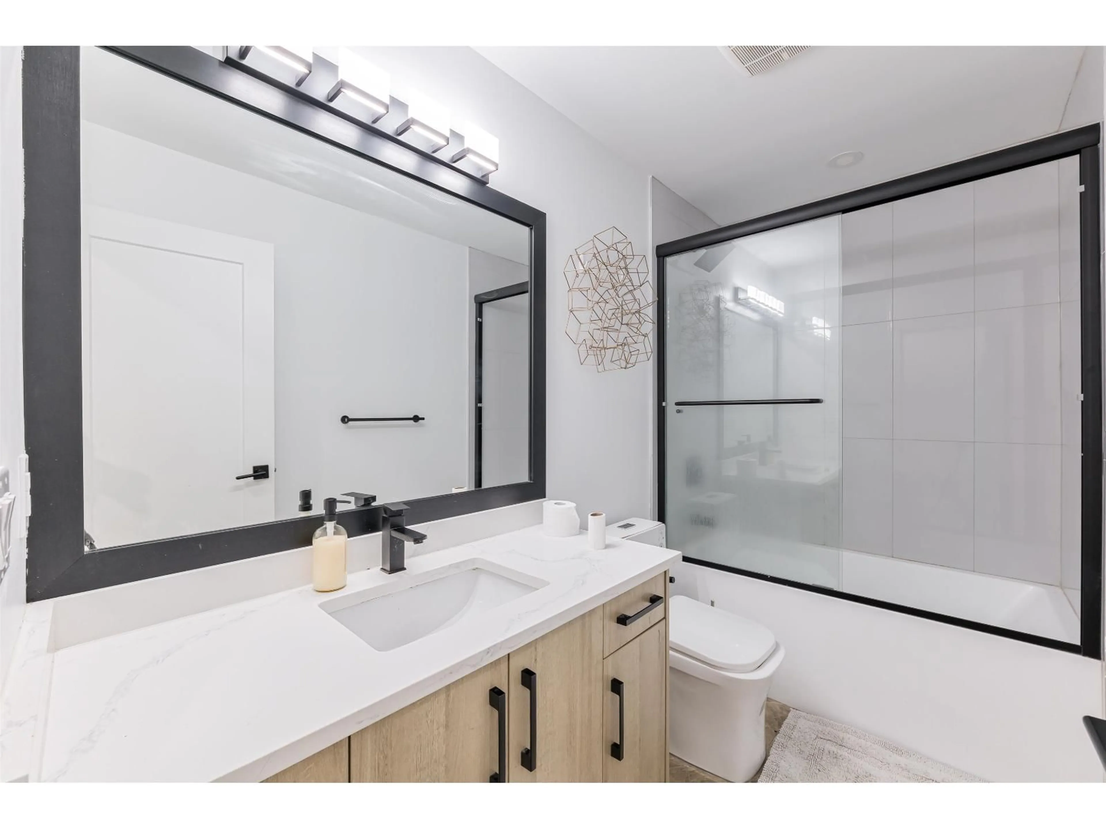 Standard bathroom, ceramic/tile floor for 1967 156 STREET, Surrey British Columbia V4A4T7