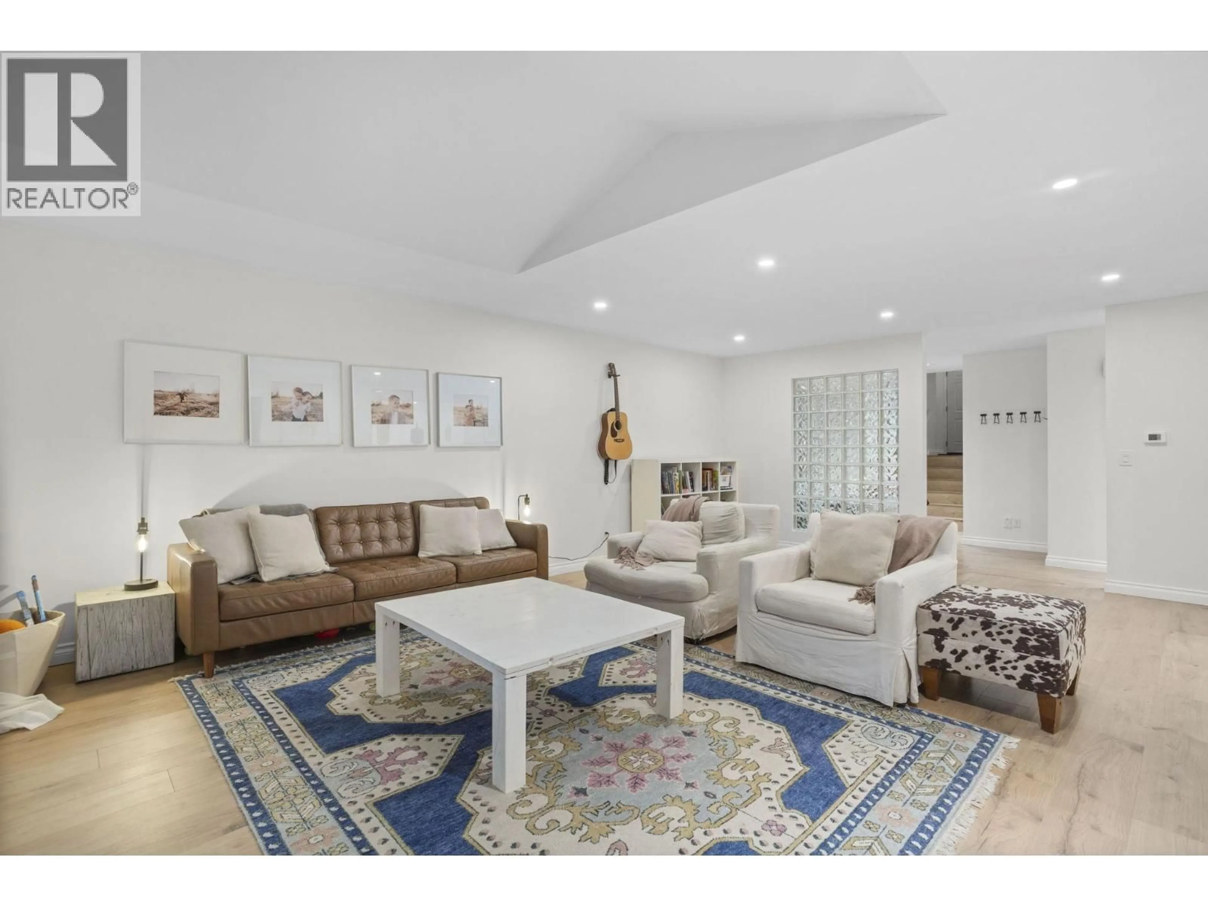 Living room with furniture, unknown for 31 DEERWOOD PLACE, Port Moody British Columbia V3H4X7